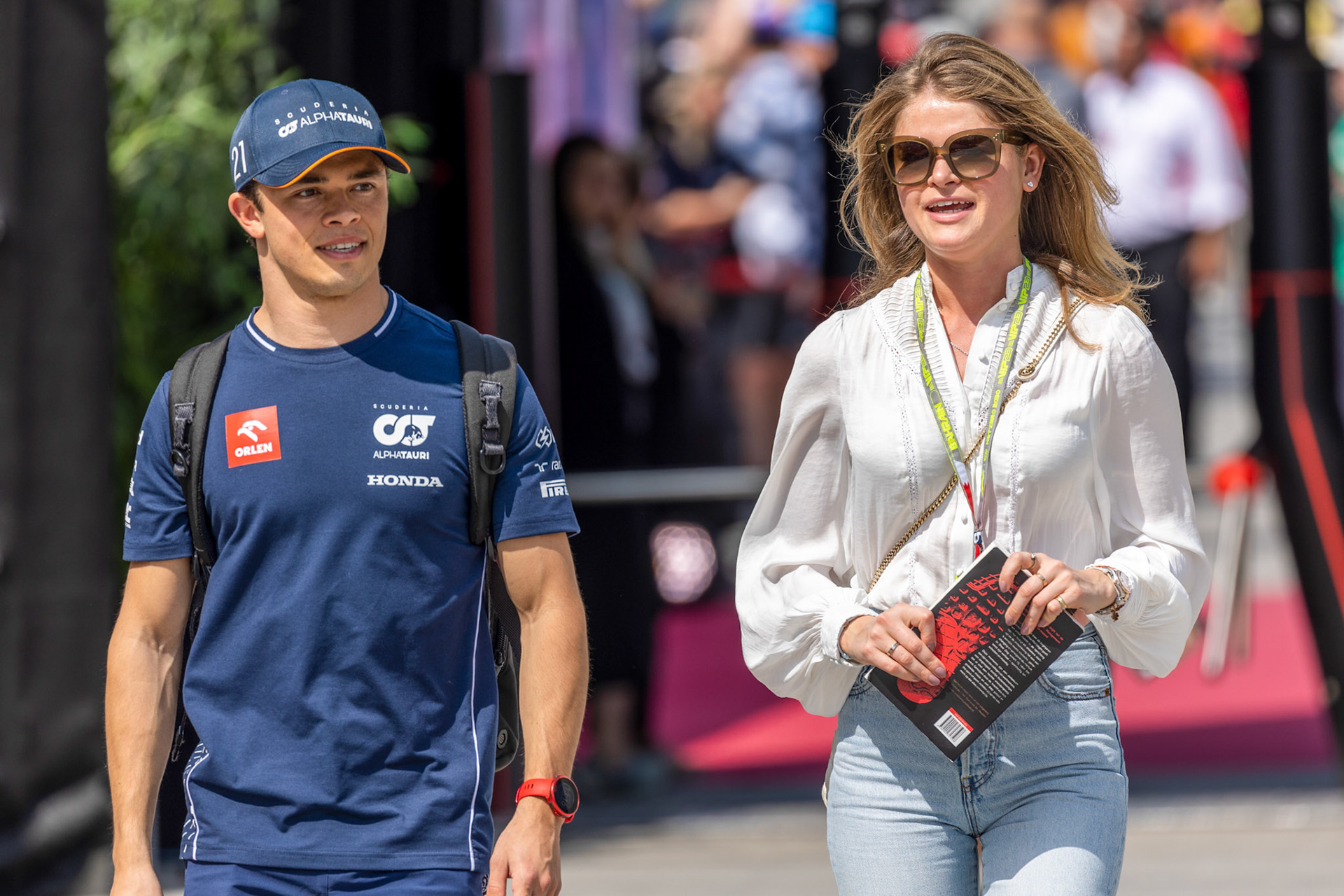 Nyck de Vries (NED) mit Freundin Eva Bruggenwirth, Scuderia Alpha Tauri; Formel 1 GP Bahrain. Sonntag 05.03.2023