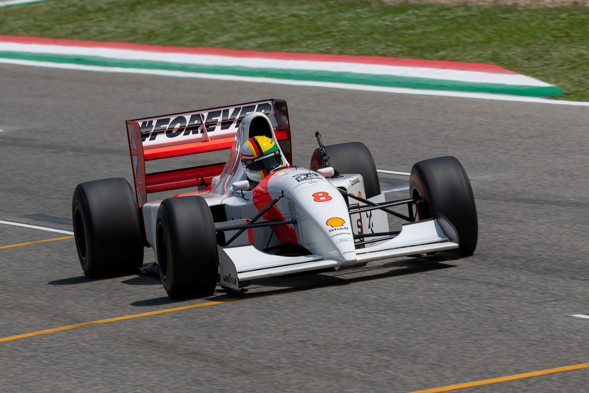 Sebastian Vettel in Ayrton Senna´s McLaren MP4/8 aus dem Jahr 1993; F1 GP Imola / Italien Sonntag, 19.05.2024