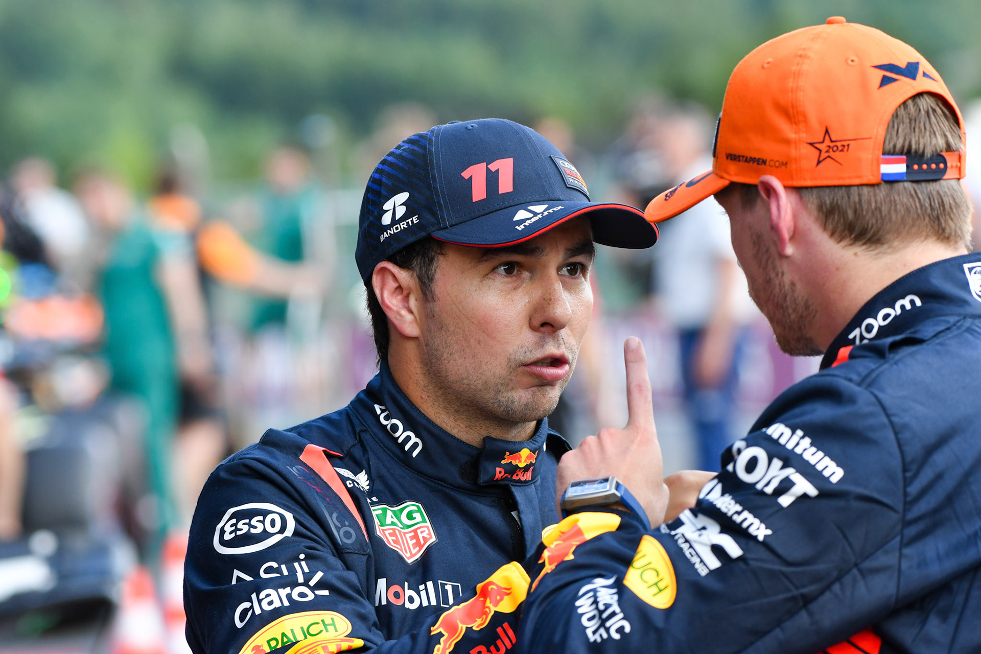 Max Verstappen und Sergio Perez diskutieren miteinander;Formel 1 GP Spa Francorchamps/ Belgien. Freitag, 28.07.2023