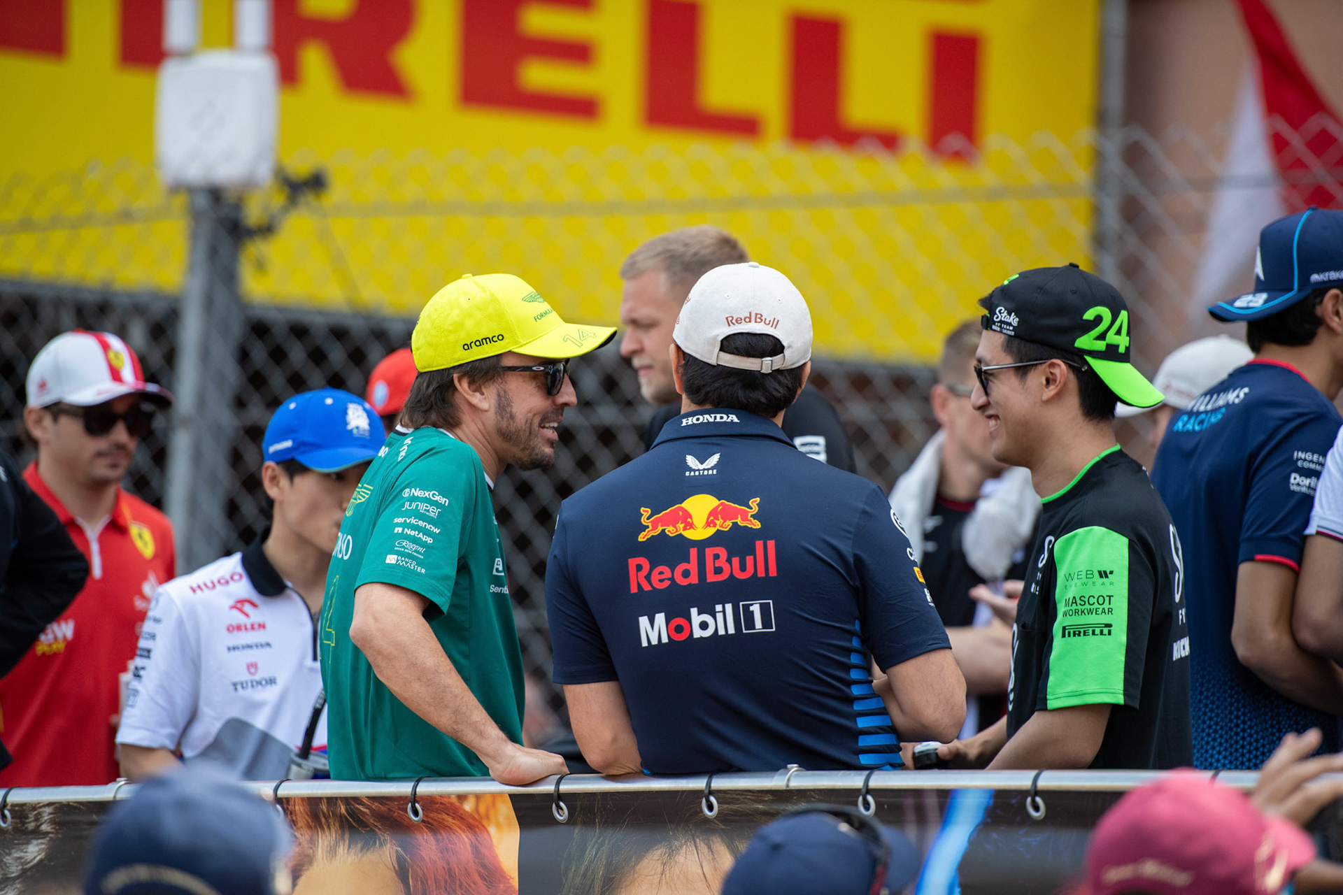 Fernando Alonso #14, Aston Martin Aramco F1 Team und Sergio Perez #11, Oracle Red Bull Racing und Guanyu Zhou #24, Stake F1 Team Kick Sauber; Formel1 GP Monaco Sonntag, 26.05.2024