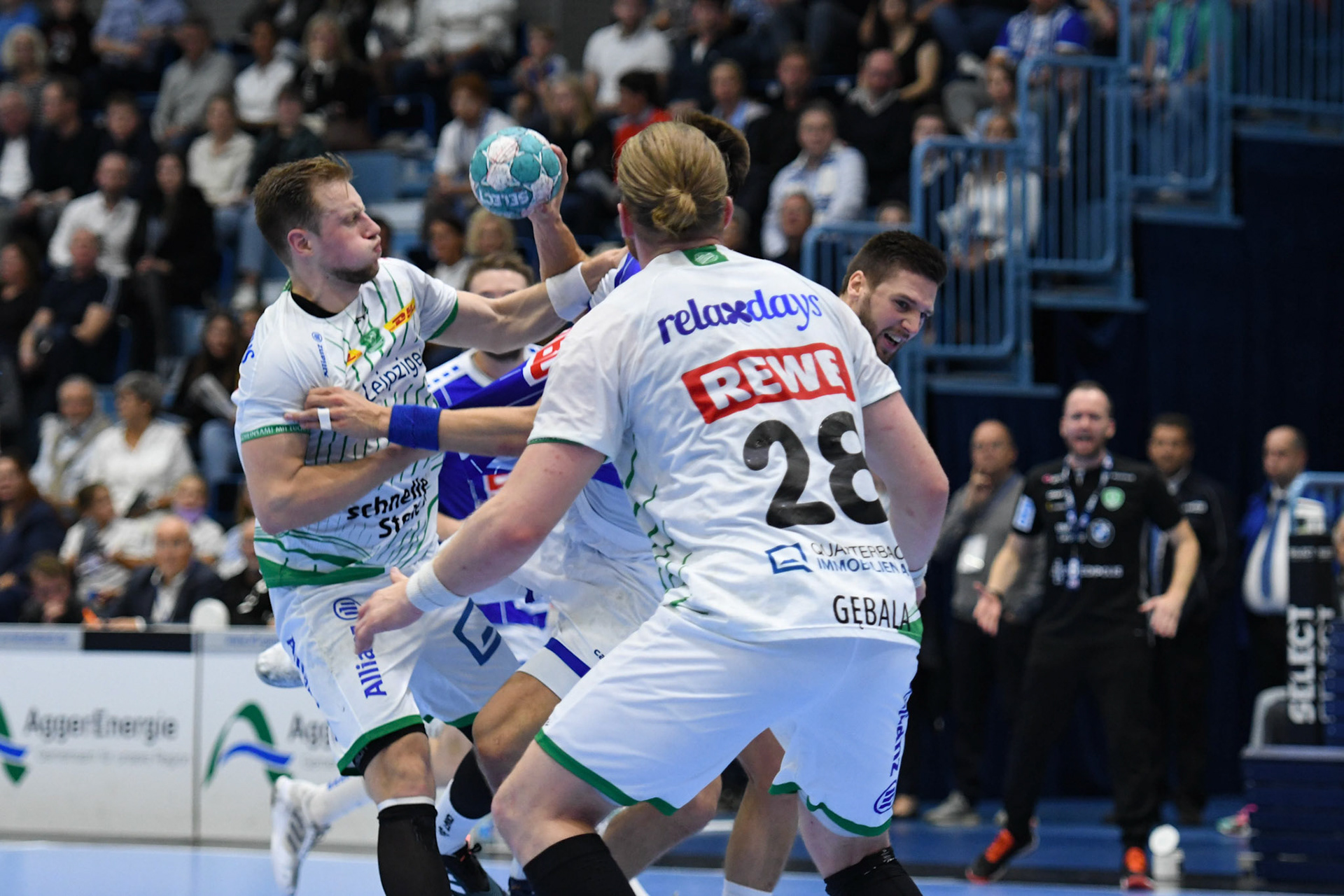Ellidi Vidarsson #4; Handball Bundesliga; VfL Gummersbach - SCDHFK Leipzig 09.10.2022