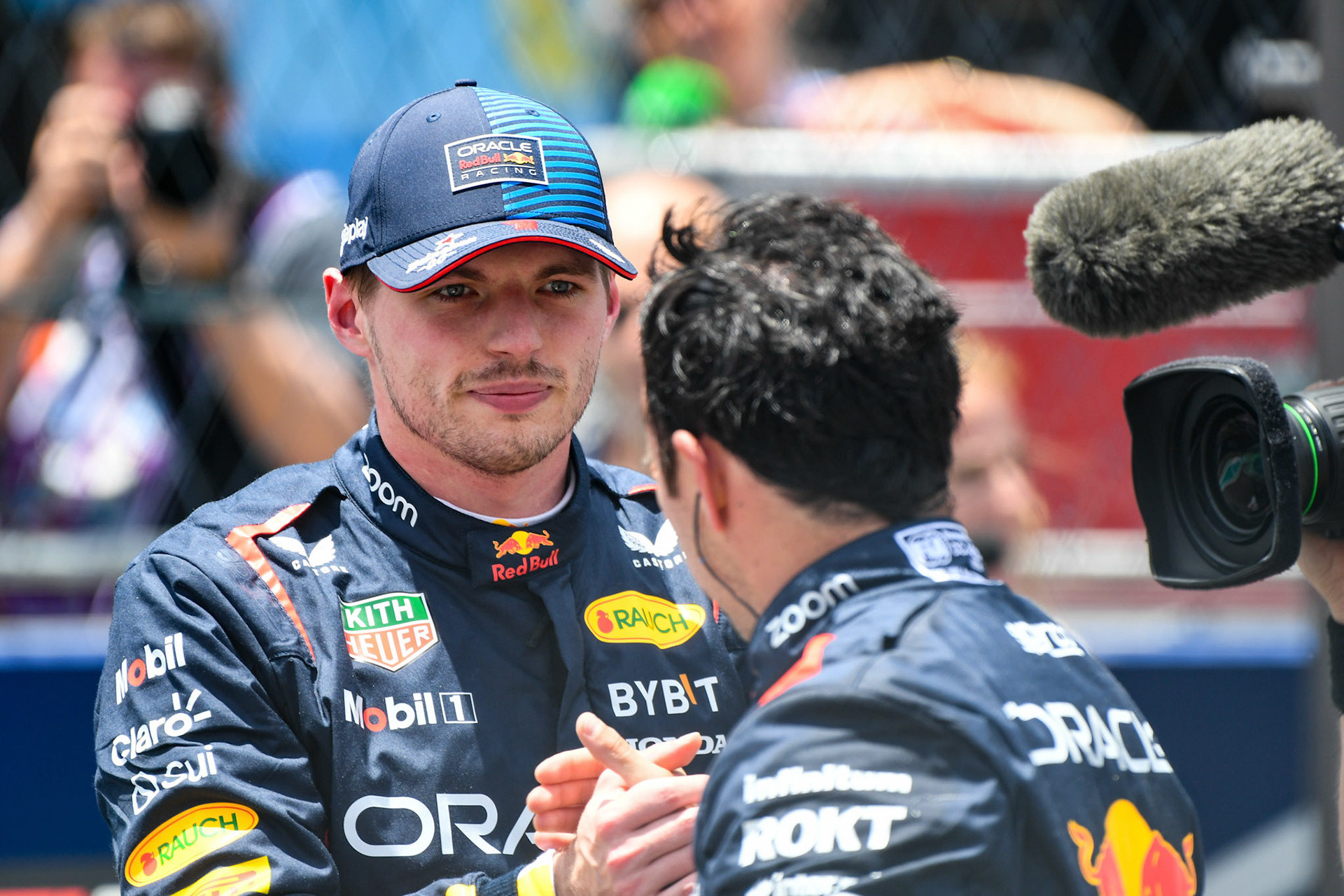 Max Verstappen #1, Oracle Red Bull Racing wird von Sergio Perez #11, Oracle Red Bull Racing gratuliert; Formel 1 GP Miami / USA. 05.05.2024