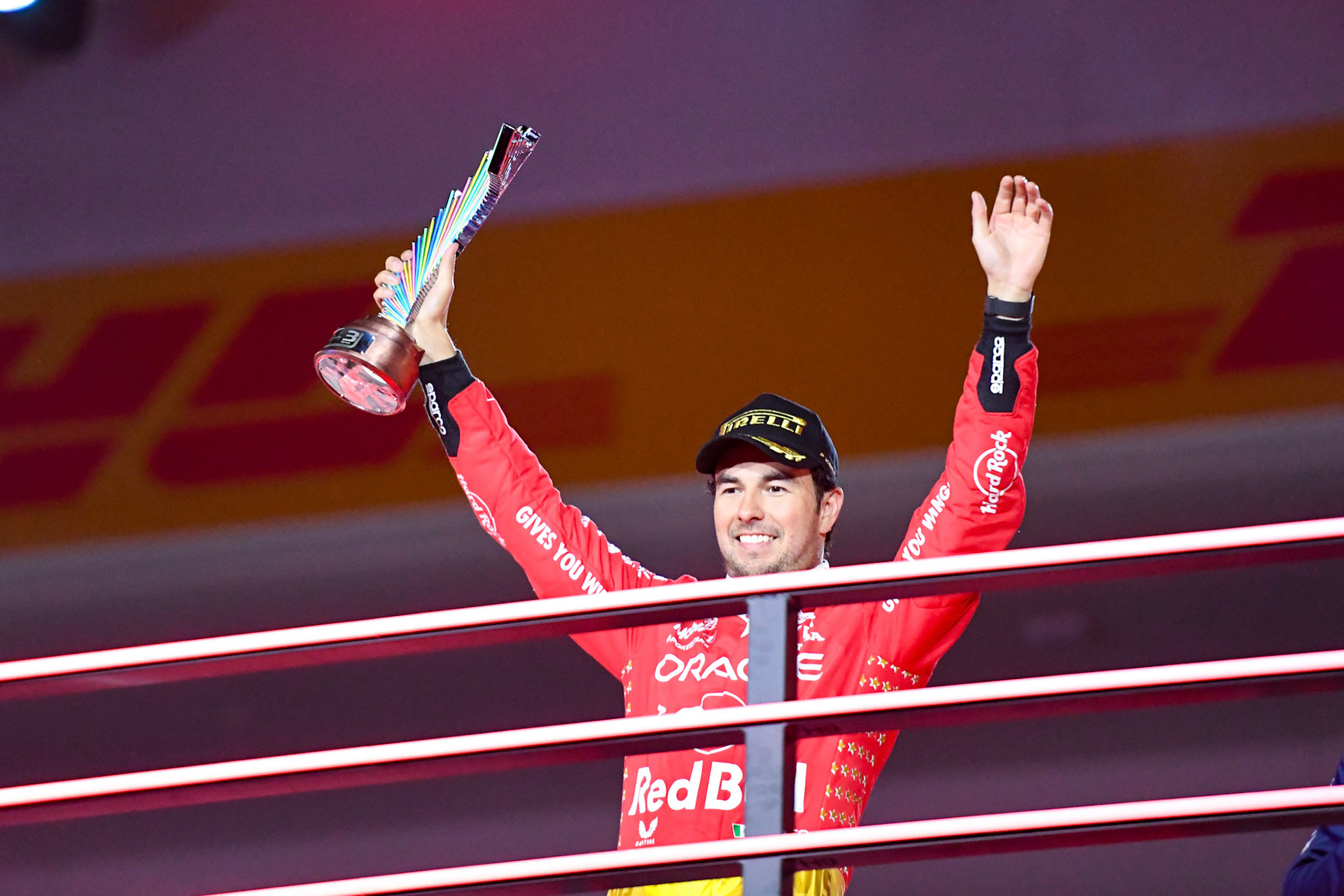 Sergio Perez (MEX) Red Bull Racing auf dem Podium; Formel 1 GP USA Las Vegas. Sonntag 19.11.2023