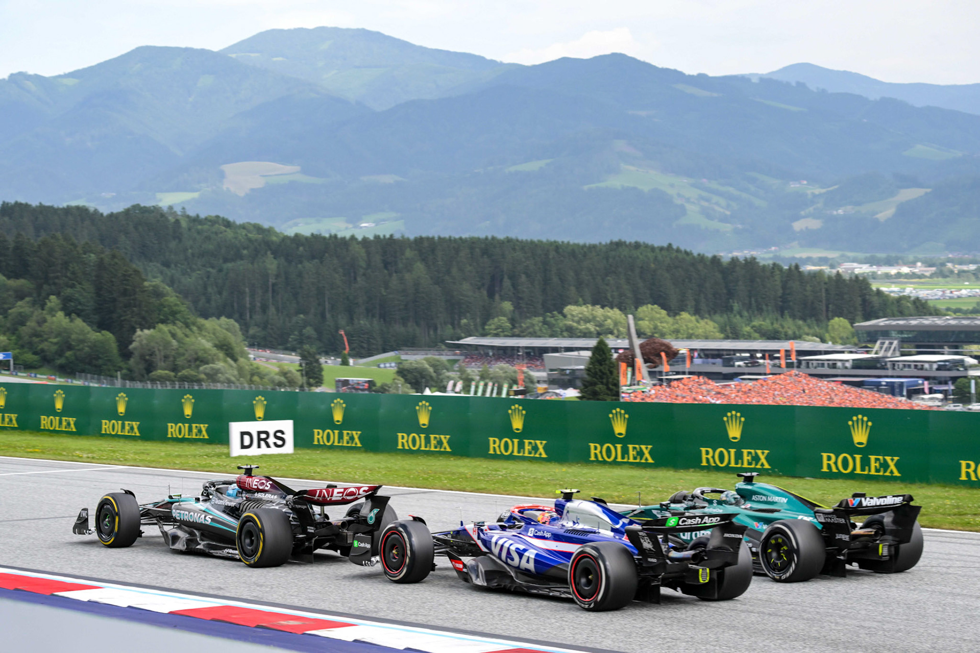 George Russell #63, Mercedes-AMG Petronas F1 Team und Lance Stroll #18, Aston Martin Aramco F1 Team und Yuki Tsunoda #22, Visa Cash App RB Formula One Team;Formel 1 GP Austria / Österreich. Sonntag, 30.06.2024