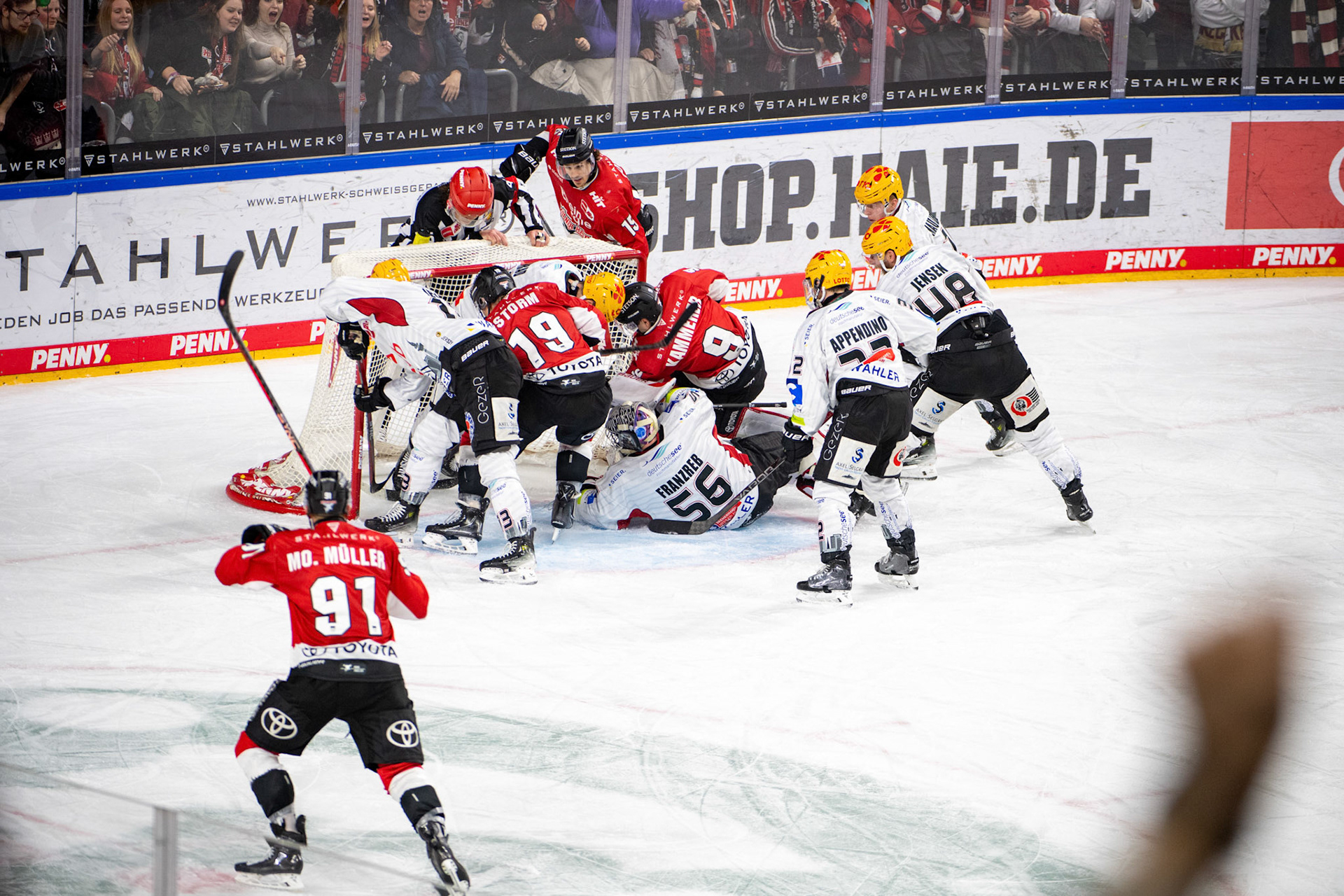 Torschuss der Koelner Haie zum 2:0; DEL Kölner Haie - Fishtown Pinguins Bremerhaven, 30.01.2024