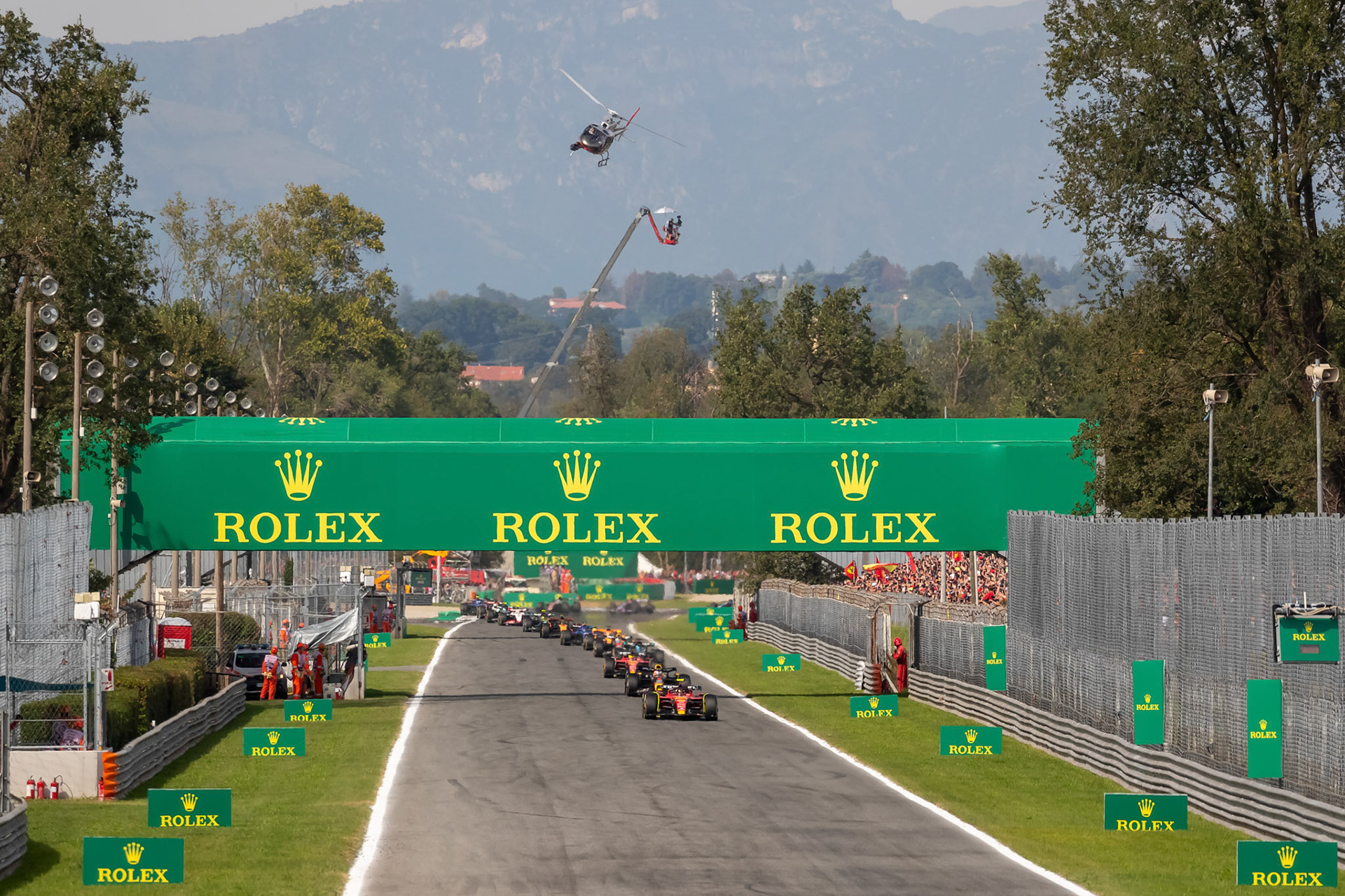 Rennstart, Carlos Sainz fuehrt das Renenn an; Formel 1 GP Italien / Monza. Sonntag, 03.09.2023