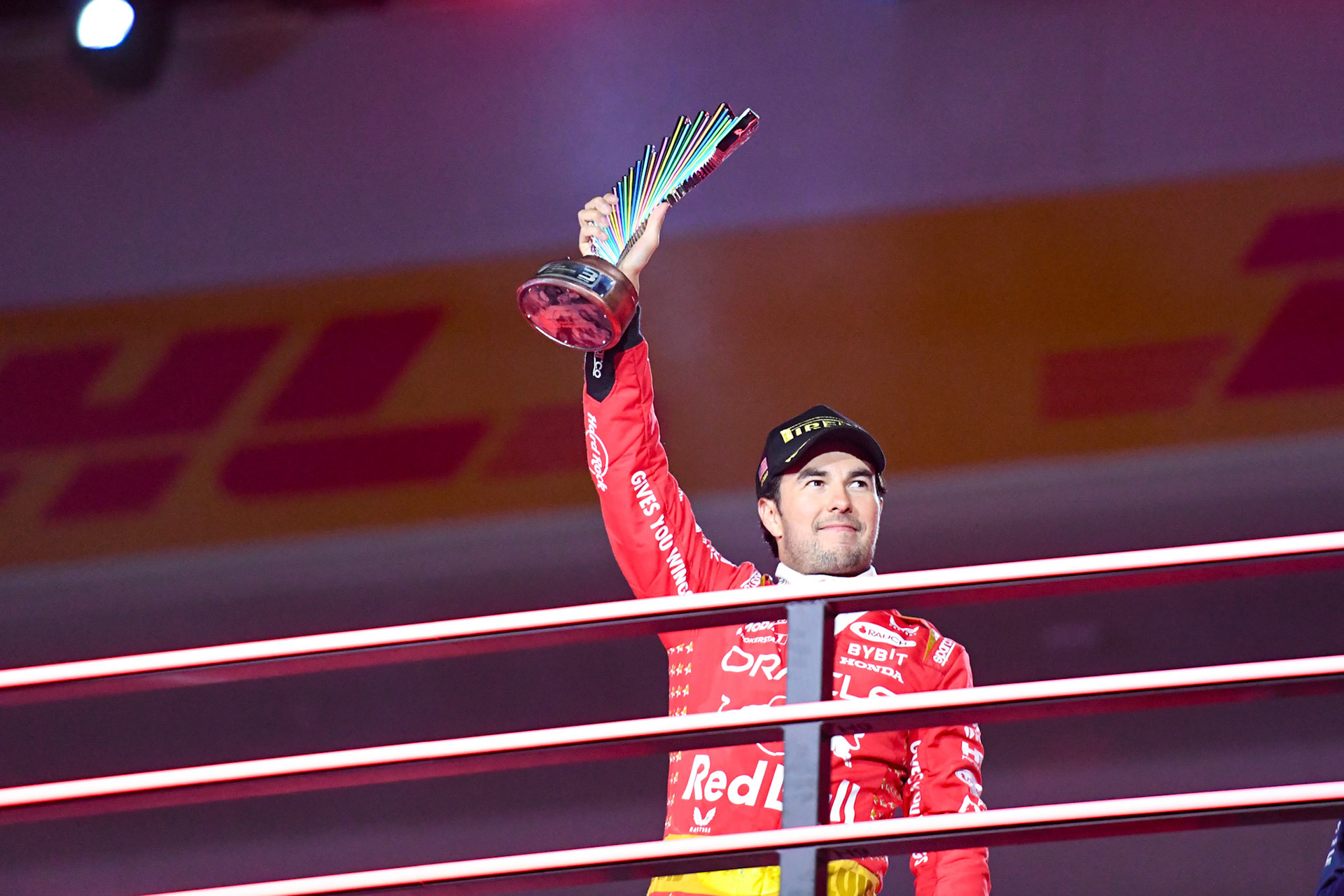 Sergio Perez (MEX) Red Bull Racing auf dem Podium; Formel 1 GP USA Las Vegas. Sonntag 19.11.2023