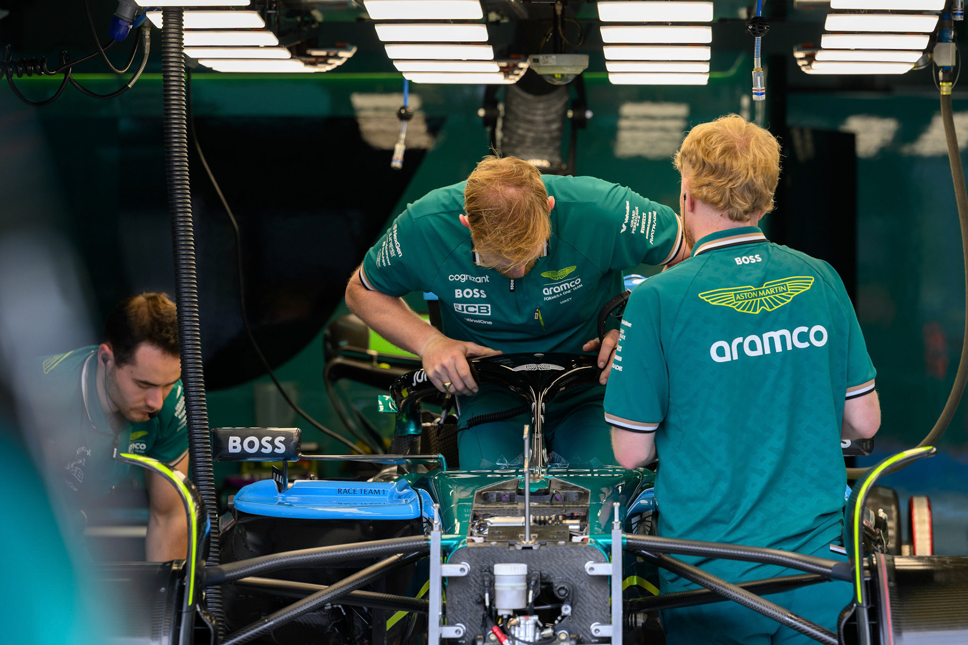 Aston Martin Aramco F1 Team Mechaniker arbeitet am Auto; F1 GP Imola / Italien Donnerstag, 16.05.2024