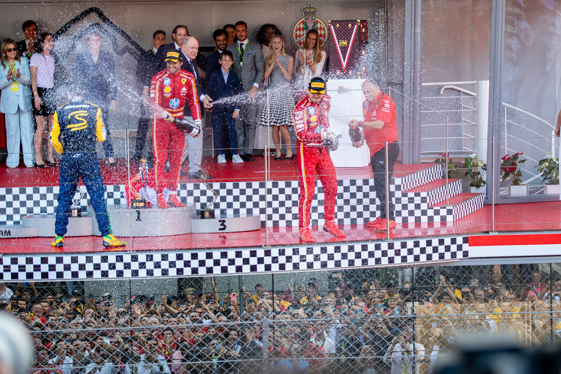 Frederic Vasseur, Teamchef Scuderia Ferrari und Charles Leclerc #16, Scuderia Ferrari und Carlos Sainz #55, Scuderia Ferrari und Oscar Piastri #81, McLaren Formula 1 Team auf dem Podium; Formel1 GP Monaco Sonntag, 26.05.2024
