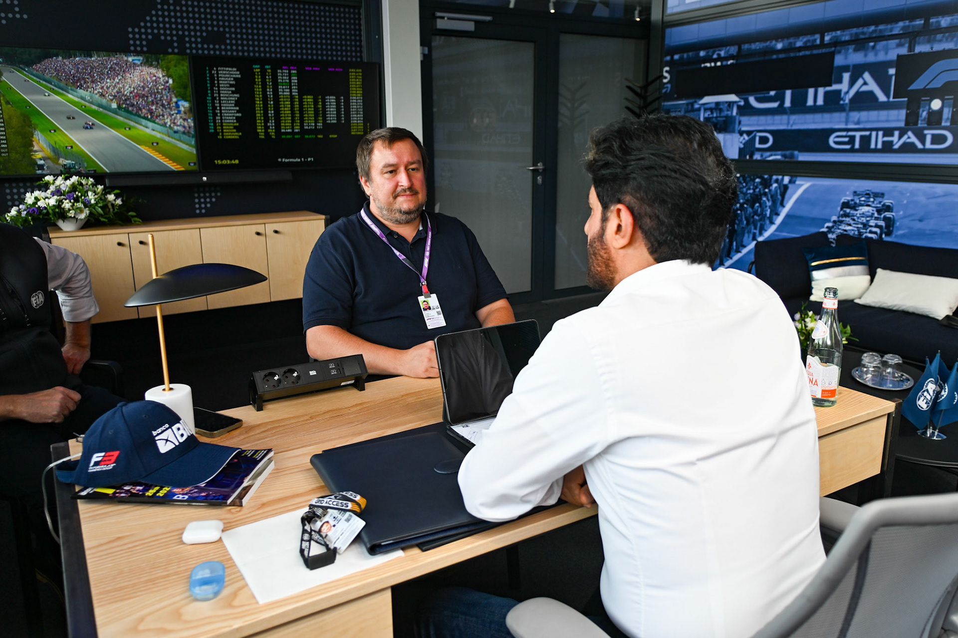 Mohammed bin Sulayem im Interview mit Christian Nimmervoll; Formel 1 GP Spa Francorchamps/ Belgien. Samstag, 29.07.2023