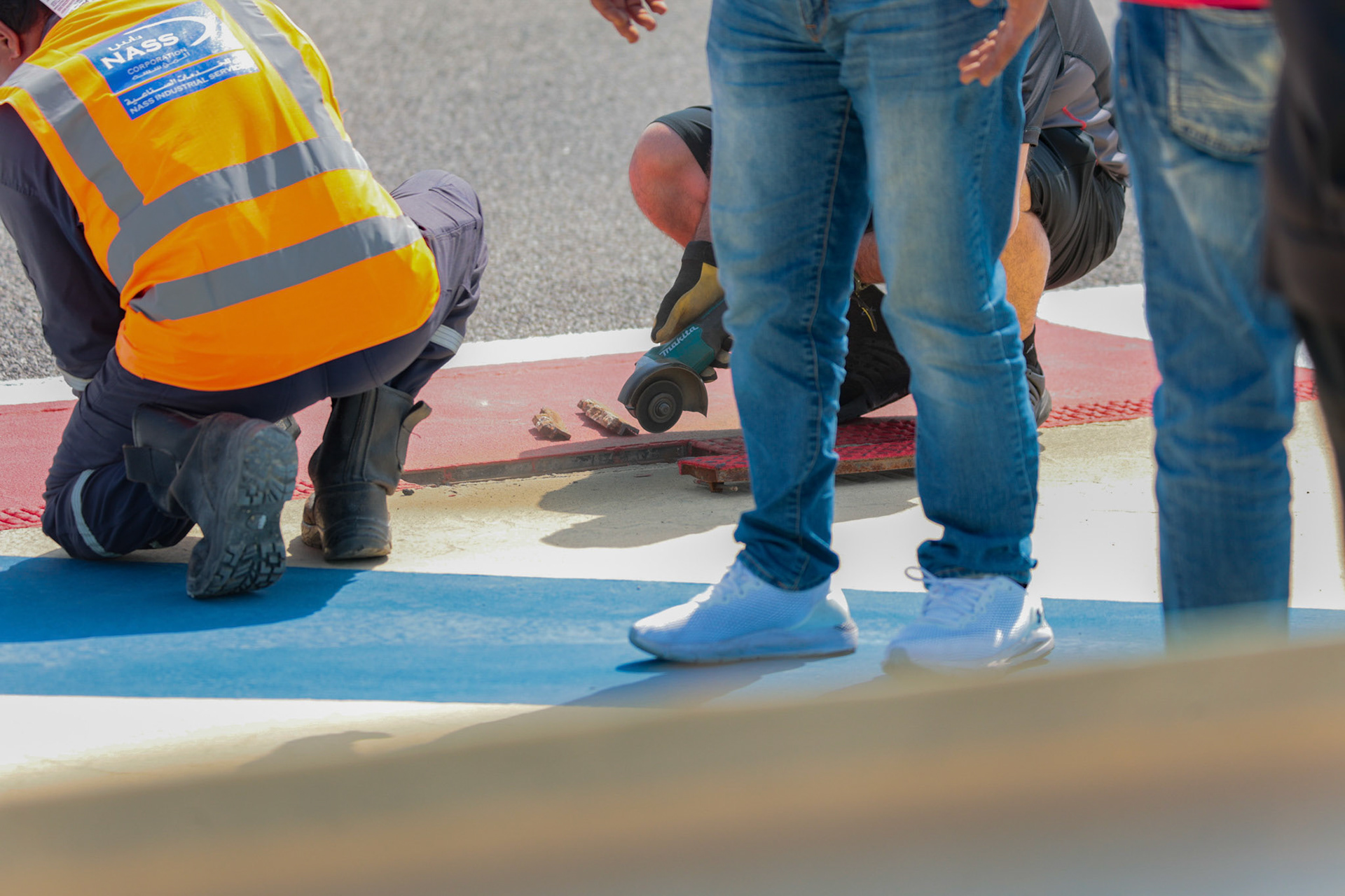 Streckenreparatur in Bahrain; Formel 1 Pre-Season Tests Bahrain. Freitag, 23.02.2024