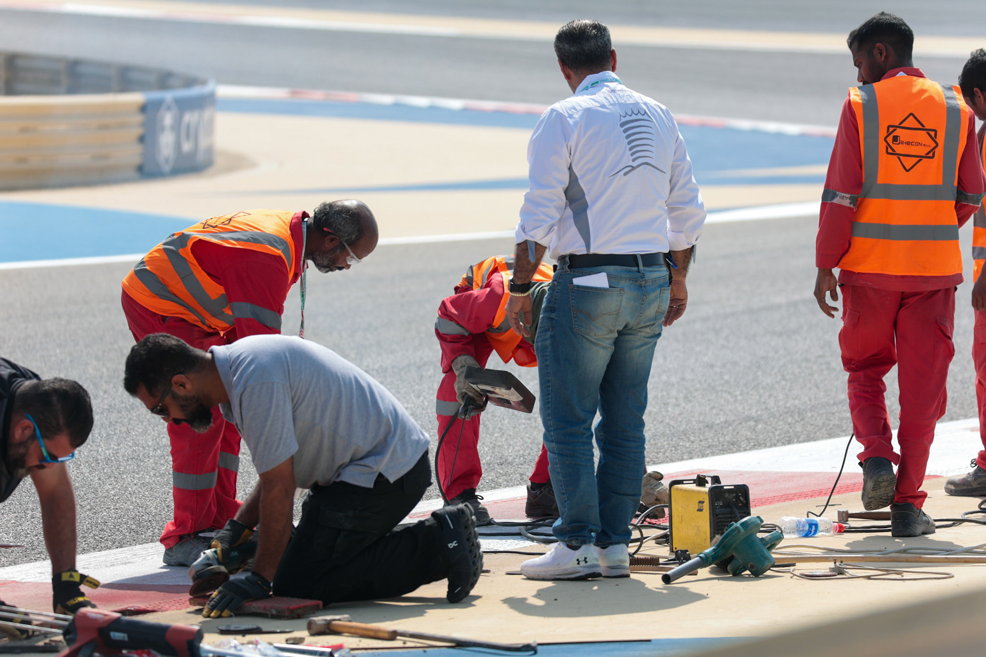 Streckenreparatur in Bahrain; Formel 1 Pre-Season Tests Bahrain. Freitag, 23.02.2024