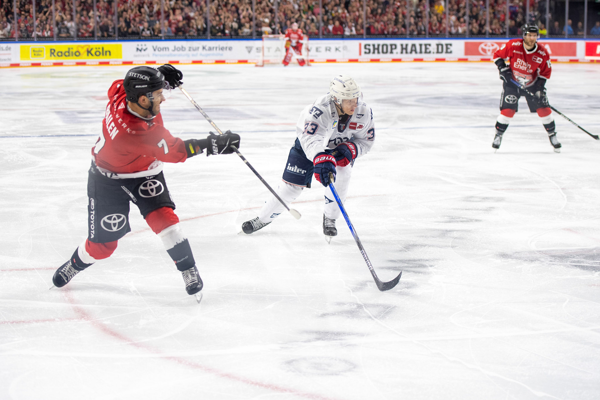 Nicholas Bailen, Markus Haennikaeinen; DEL Kölner Haie - Adler Mannheim, 30.09.2023