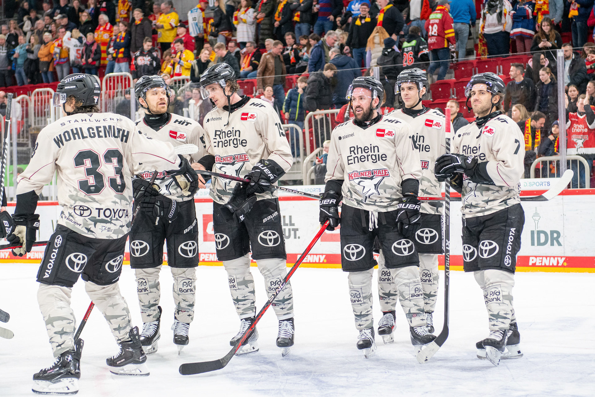 Die Kölner Haie feiern den Sieg gegen die Düsseldorfer EG; DEL Düsseldorfer EG - Kölner Haie, 25.02.2024