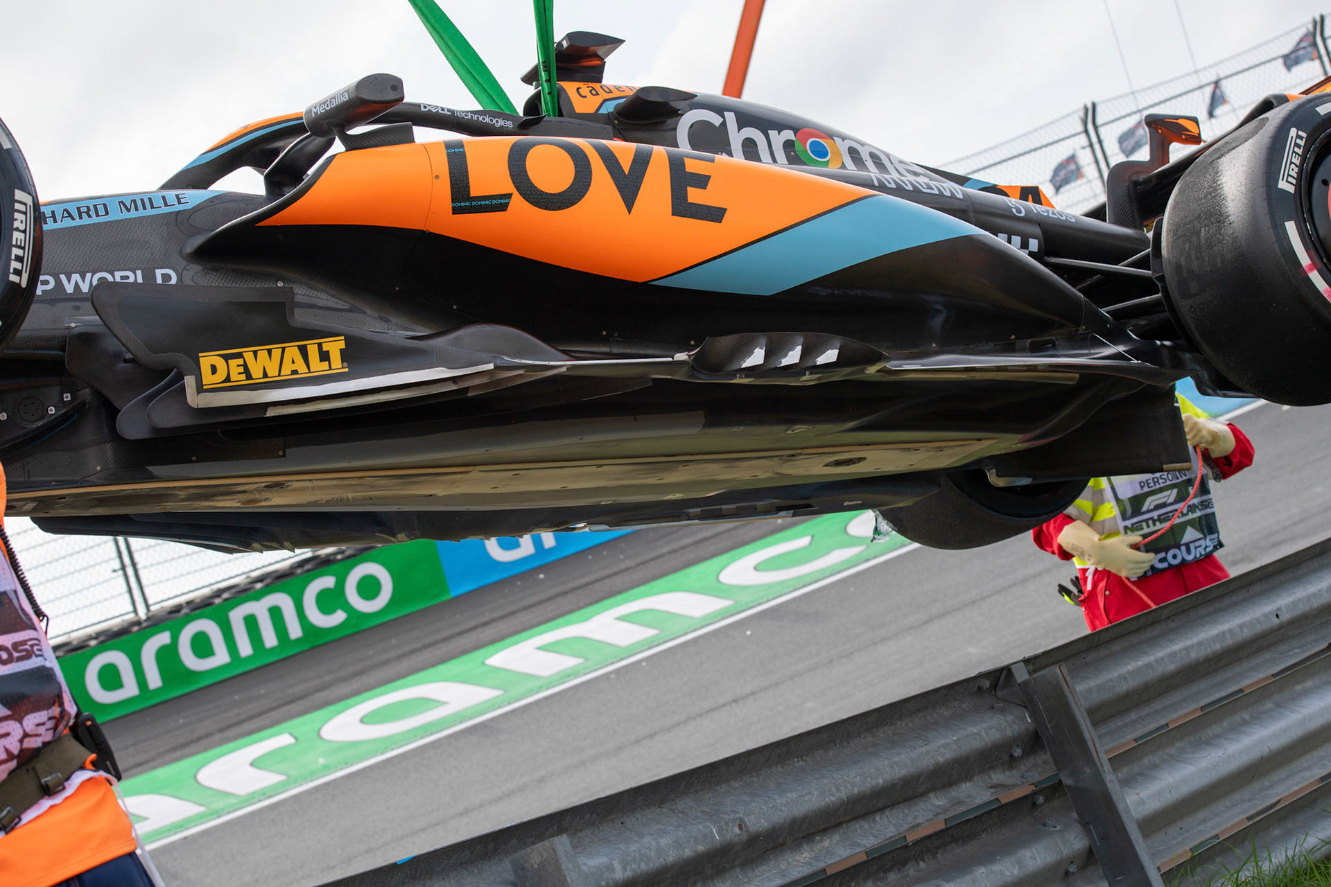 Unfall zwischen Daniel Ricciardo und Oscar Piastri in FP2; Formel 1 GP Holland / Zandvoort. Freitag, 25.08.2023