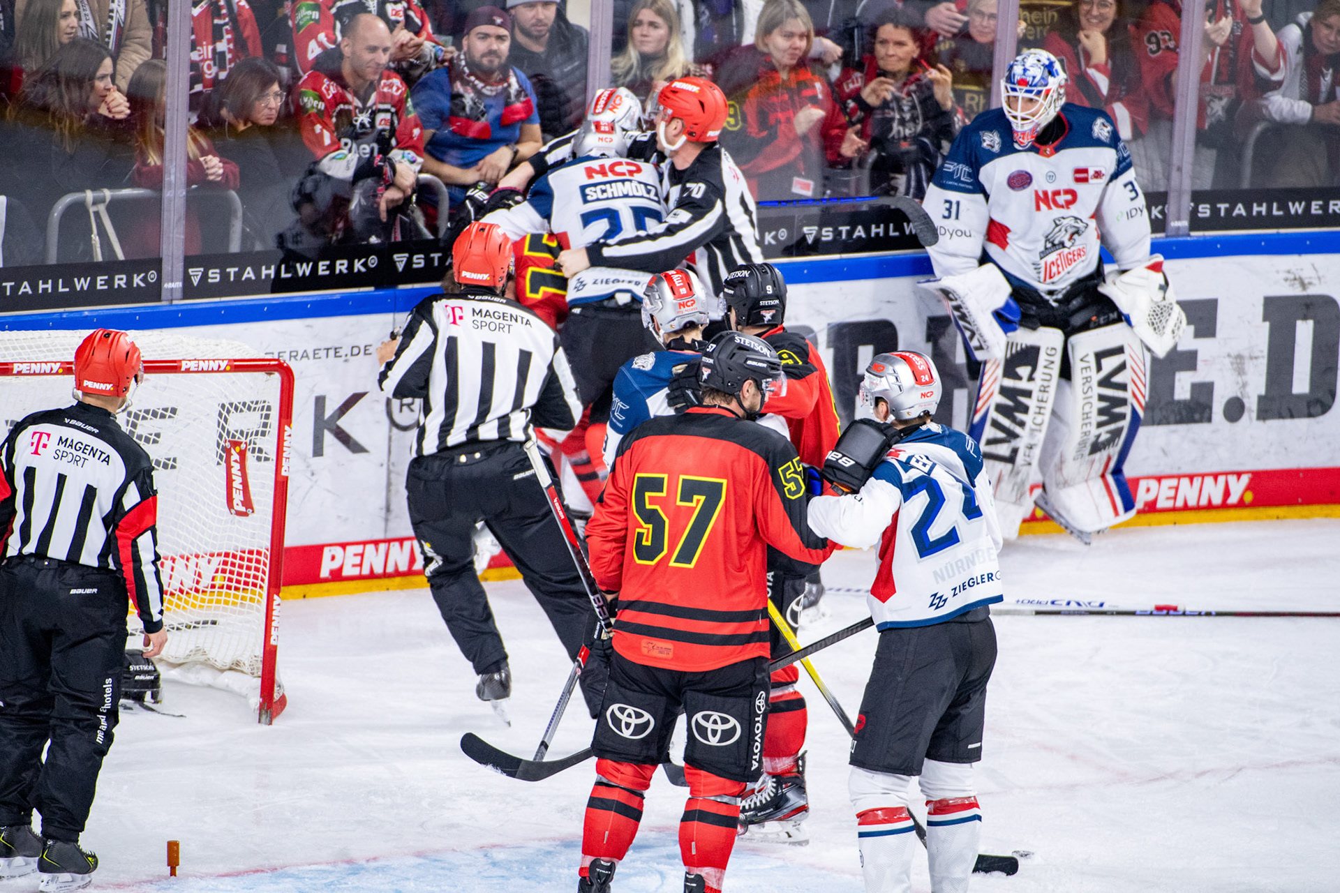 Koelner Haie eine Meinungsverschiedenheit; DEL Kölner Haie - Nürnberg Ice Tigers, 17.12.2023