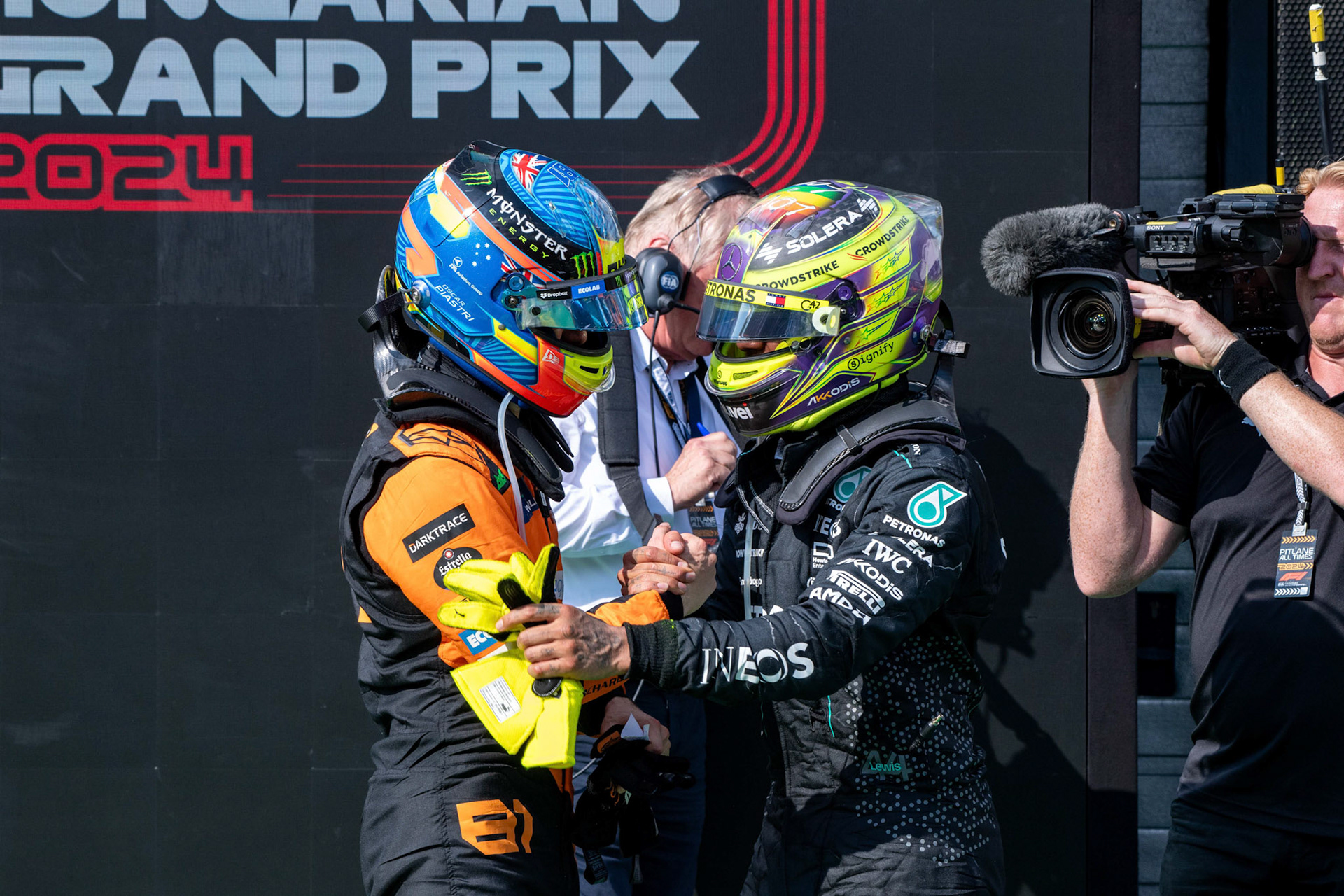 Lewis Hamilton #44, Mercedes-AMG Petronas F1 Team gratuliert Oscar Piastri #81, McLaren Formula 1 Team zum ersten Sieg in der Formel 1;Formel 1 Budapest / Ungarn