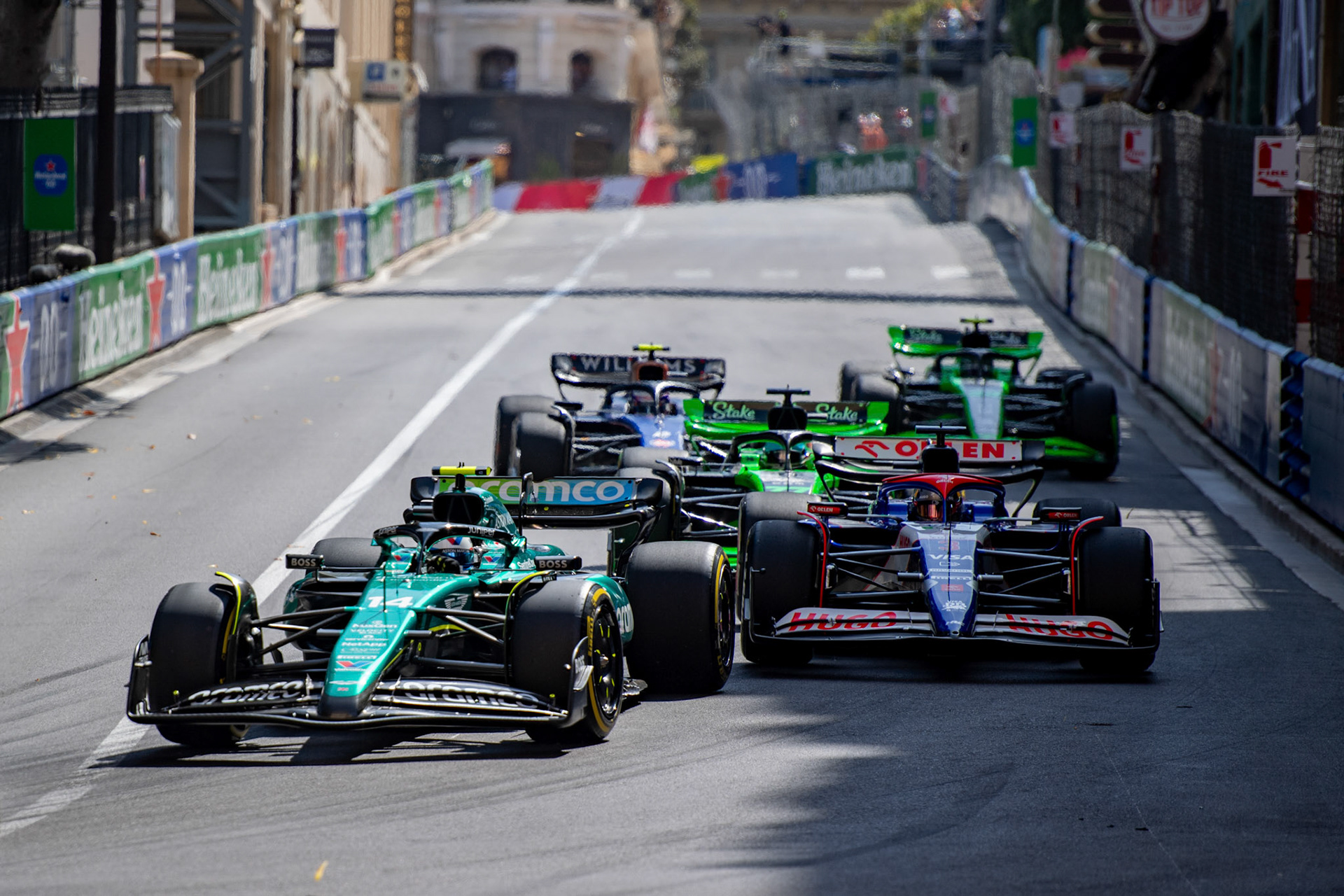 Rennstart. Fernando Alonso #14, Aston Martin Aramco F1 Team und Daniel Ricciardo, #3, Visa Cash App RB Formula One Team; Formel1 GP Monaco Sonntag, 26.05.2024