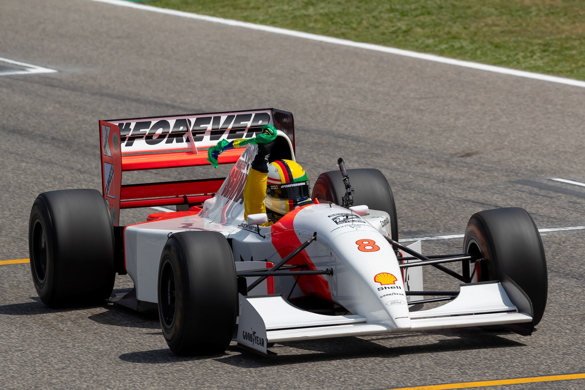 Sebastian Vettel in Ayrton Senna´s McLaren MP4/8 aus dem Jahr 1993; F1 GP Imola / Italien Sonntag, 19.05.2024