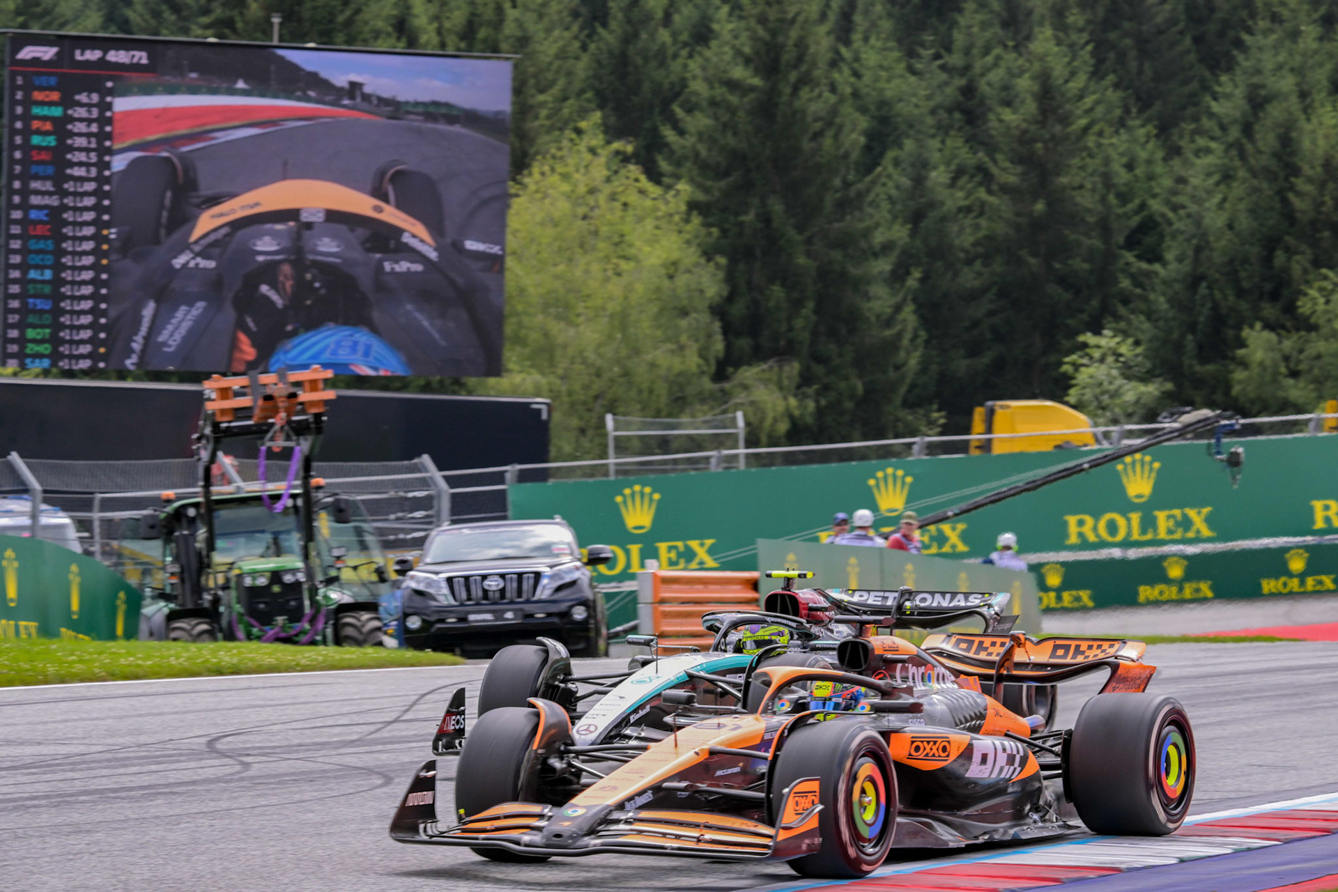 Oscar Piastri #81, McLaren Formula 1 Team und Lewis Hamilton #44, Mercedes-AMG Petronas F1 Team;Formel 1 GP Austria / Österreich. Sonntag, 30.06.2024
