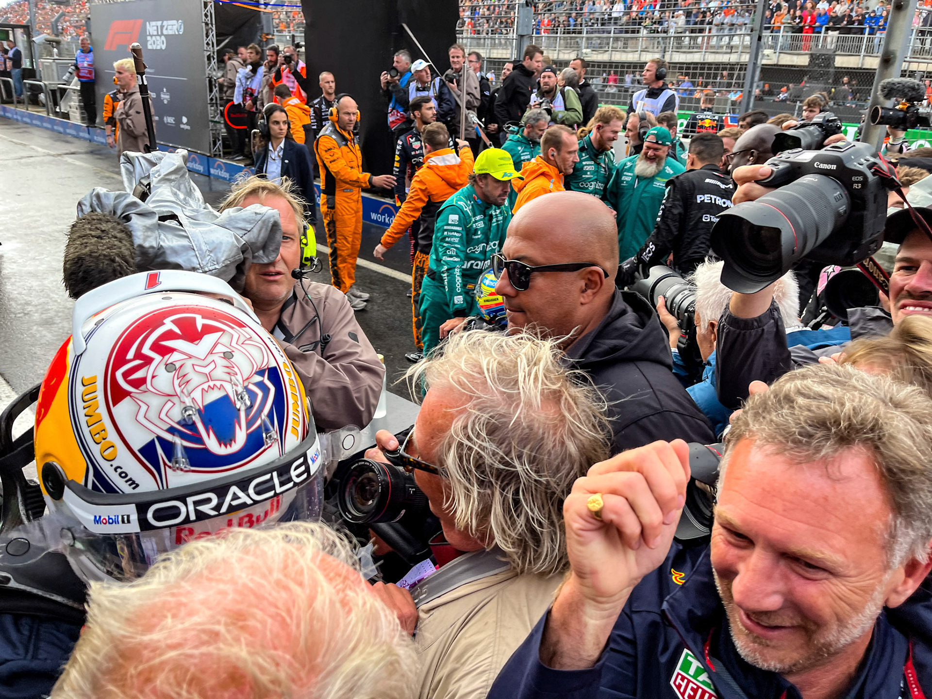 Christian Horner gratuliert Max Verstappen zum Sieg; Formel 1 GP Holland / Zandvoort. Sonntag, 27.08.2023