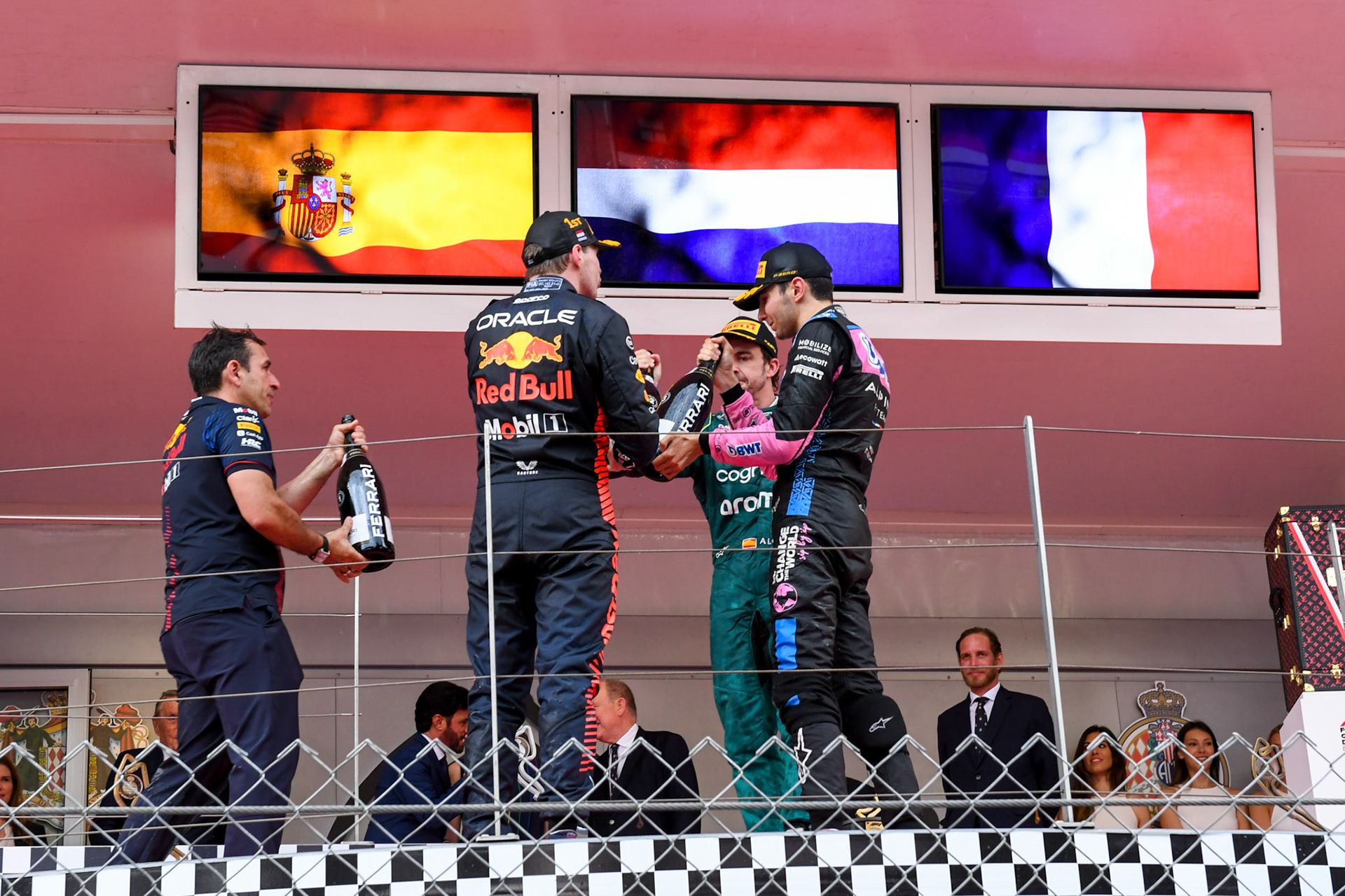 Max Verstappen (NED) Red Bull Racing, Fernando Alonso und Esteban Ocon auf dem Podium; Formel 1 GP Monaco. Sonntag 28.05.2023