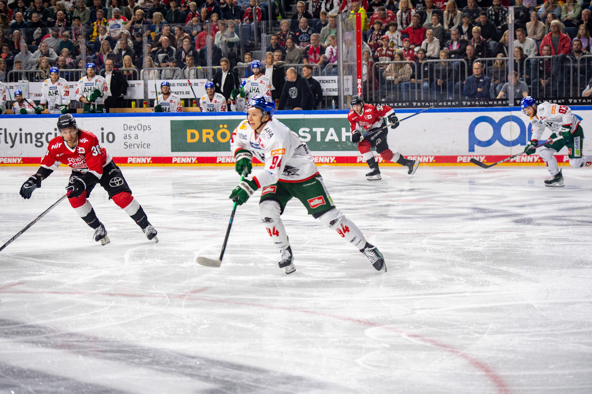 Anrei Hakulinen und Andreas Thuresson; DEL Kölner Haie - Augsburger Panther, 03.10.2023