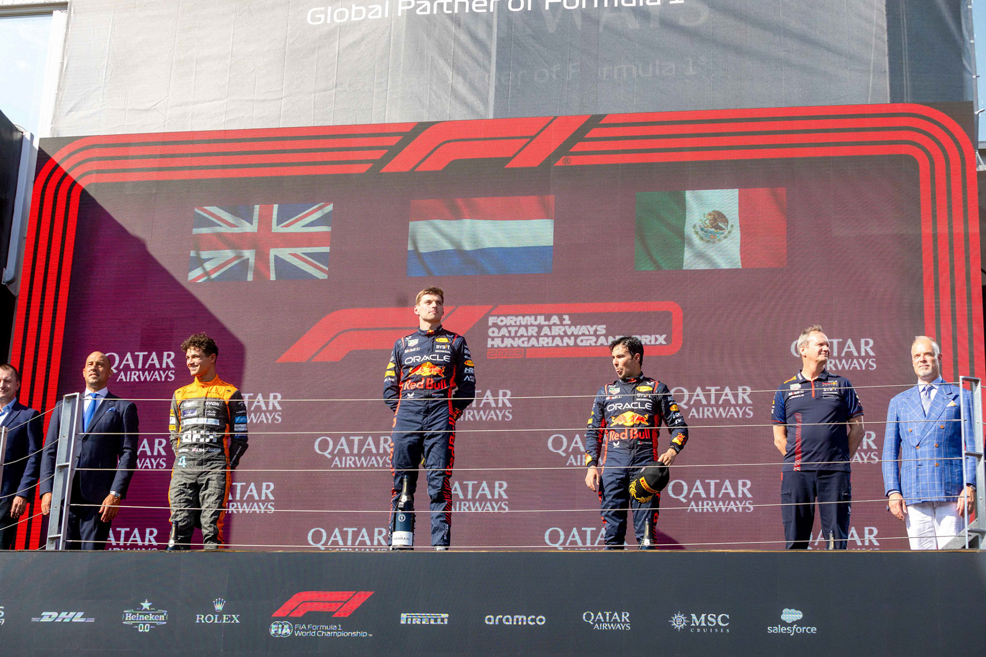 Podium in Budapest mit Max Verstappen, Lando Norris, Sergio Perez und Red Bull Chefingenieur Paul Monaghan; Formel 1 GP Budapest / Ungarn. Sonntag, 23.07.2023