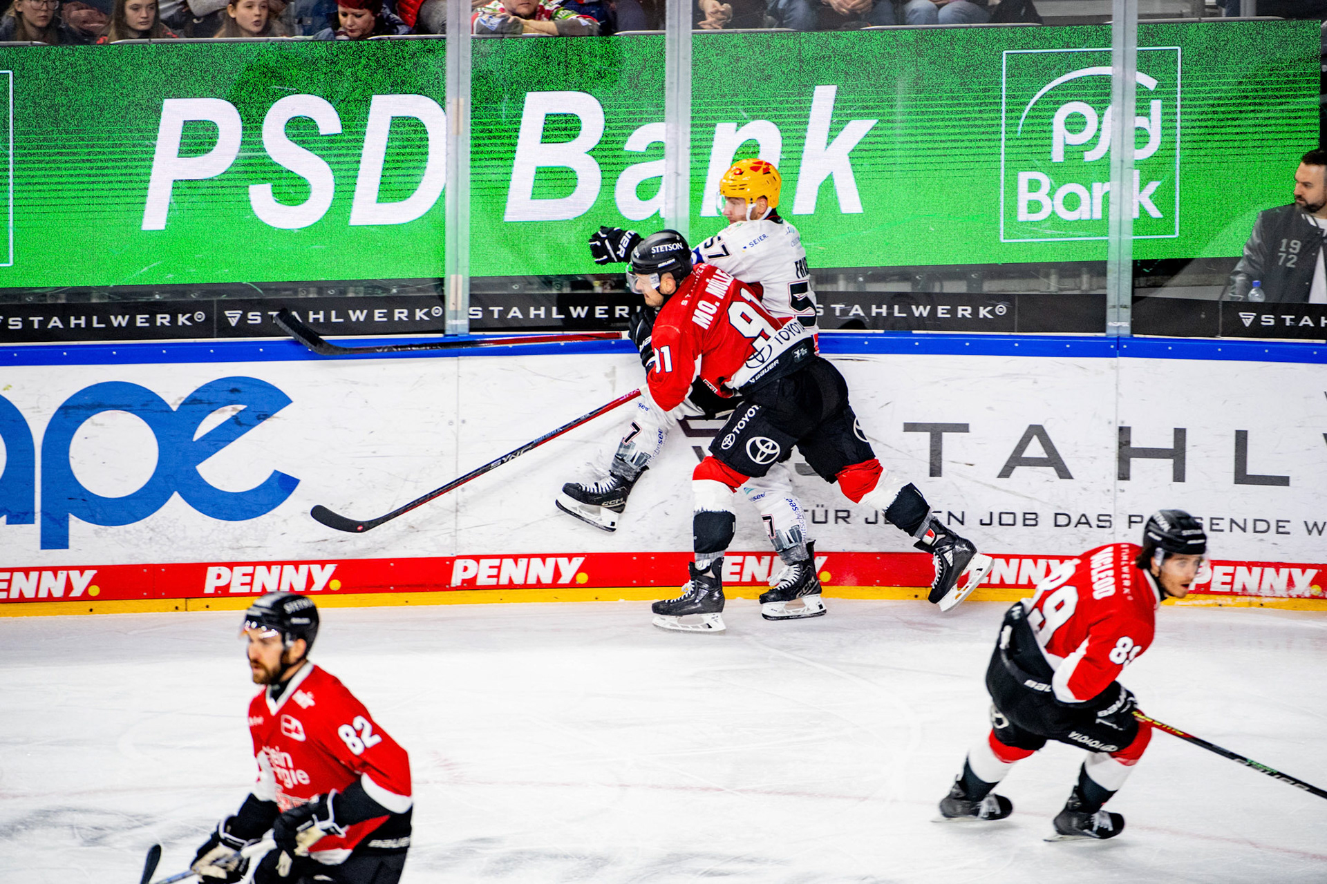 Moritz Mueller im Zweikampf mit Alex Friesen; DEL Kölner Haie - Fishtown Pinguins Bremerhaven, 30.01.2024