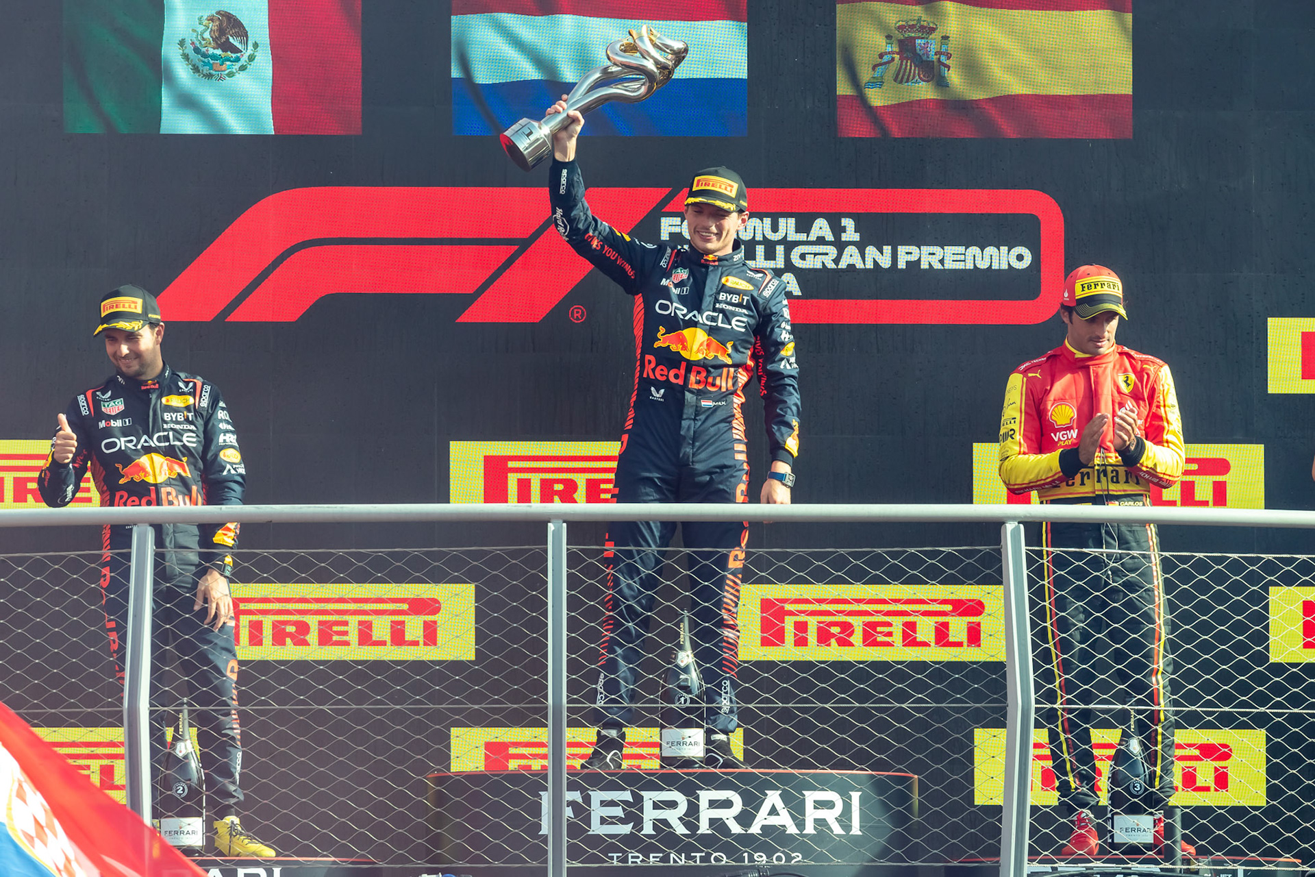 Max Verstappen , Sergio Perez und Carlos Sainz auf dem Podium;Formel 1 GP Italien / Monza. Sonntag, 03.09.2023
