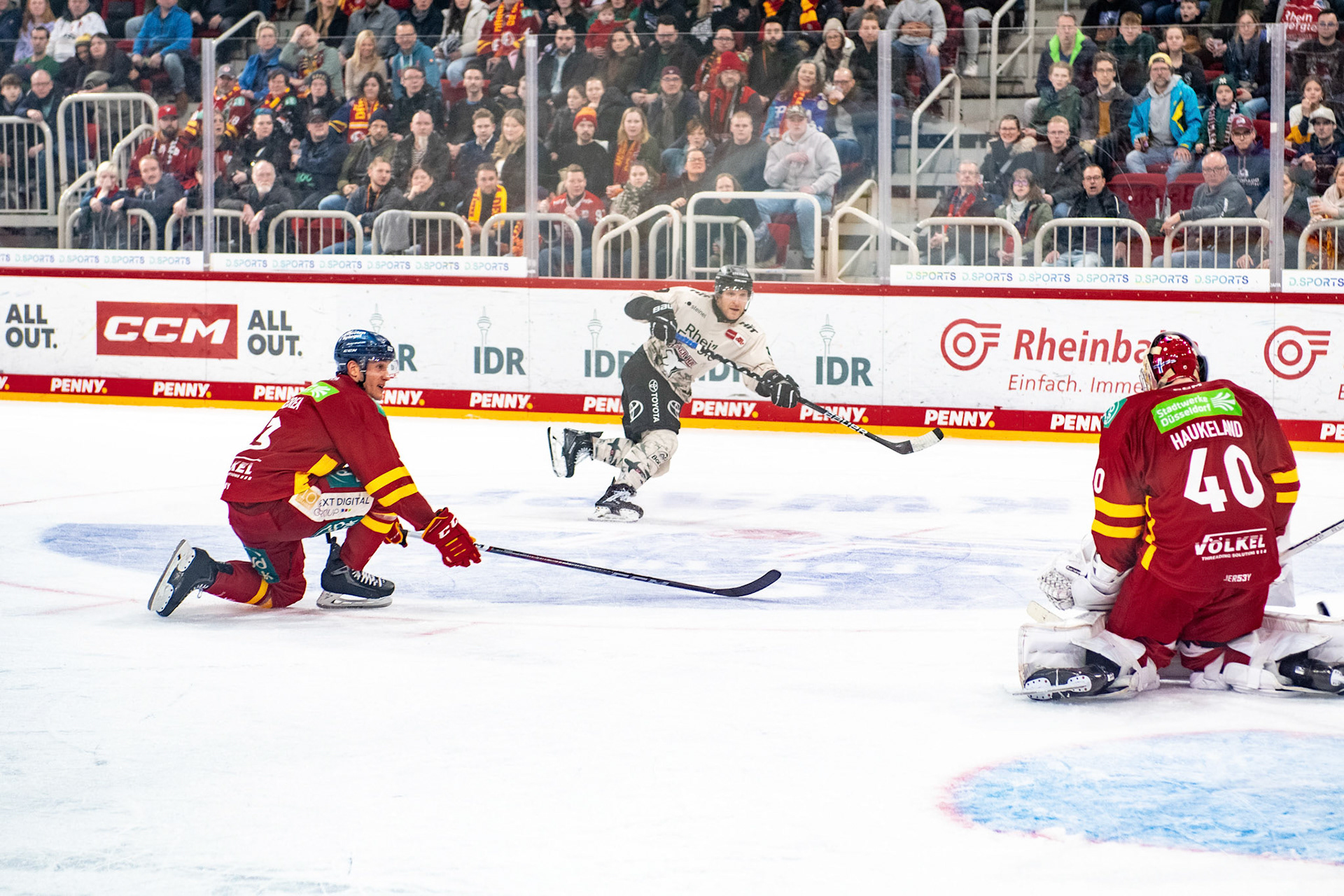Gregor Macleod beim Torschuss; DEL Düsseldorfer EG - Kölner Haie, 25.02.2024