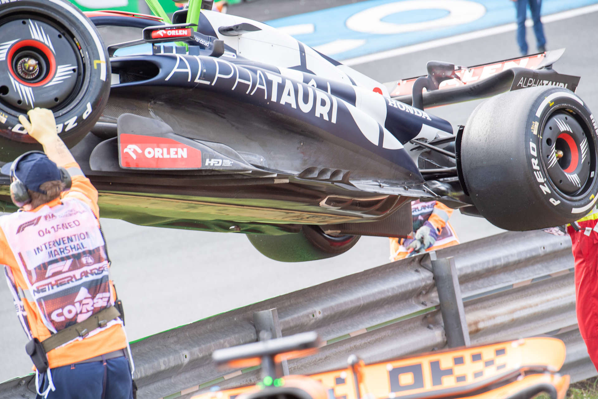 Unfall zwischen Daniel Ricciardo und Oscar Piastri in FP2; Formel 1 GP Holland / Zandvoort. Freitag, 25.08.2023