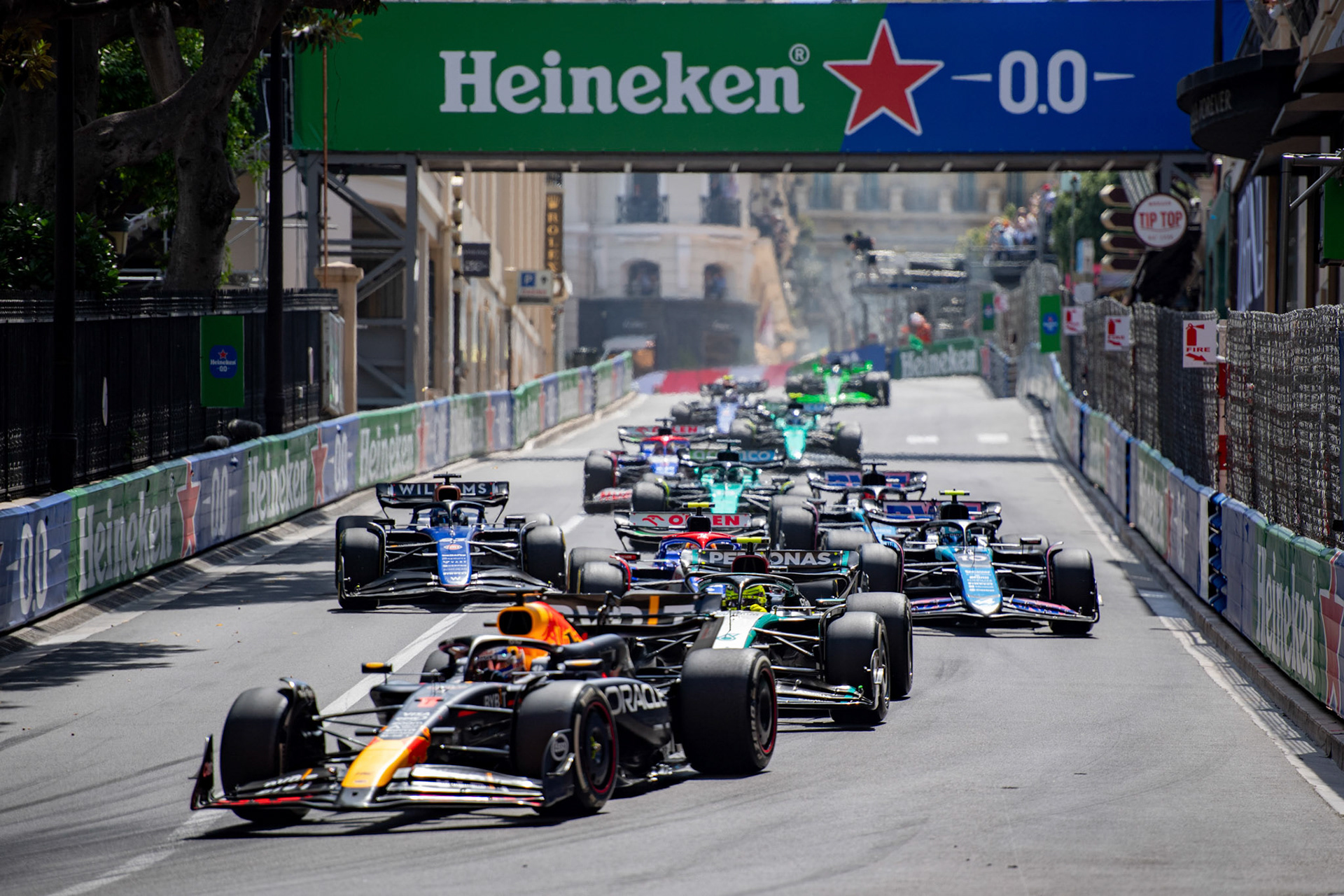 Rennstart. Max Verstappen #1, Oracle Red Bull Racing und Lewis Hamilton #44, Mercedes-AMG Petronas F1 Team; Formel1 GP Monaco Sonntag, 26.05.2024