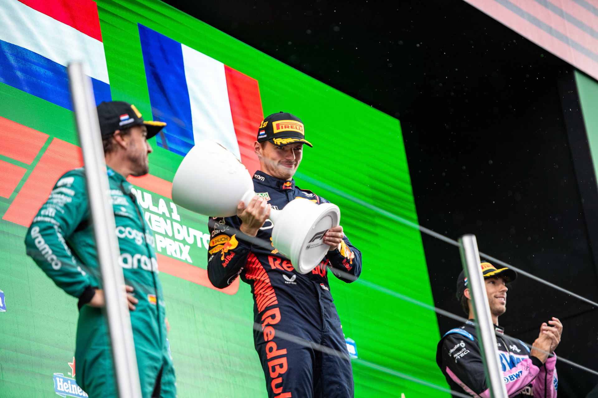 Max Verstappen (NED) Red Bull Racing mit dem Siegerpokal;Formel 1 GP Holland / Zandvoort. Sonntag, 27.08.2023