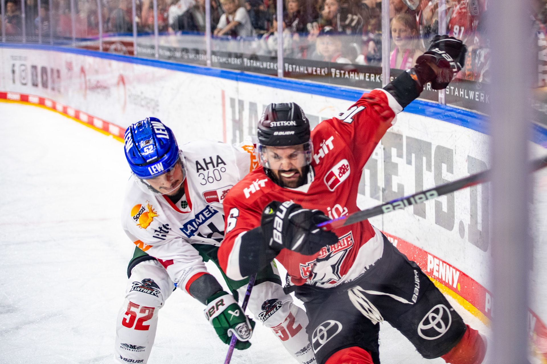 Jason Bast und Otso Rantakari im Zweikampf; DEL Kölner Haie - Augsburger Panther, 03.10.2023