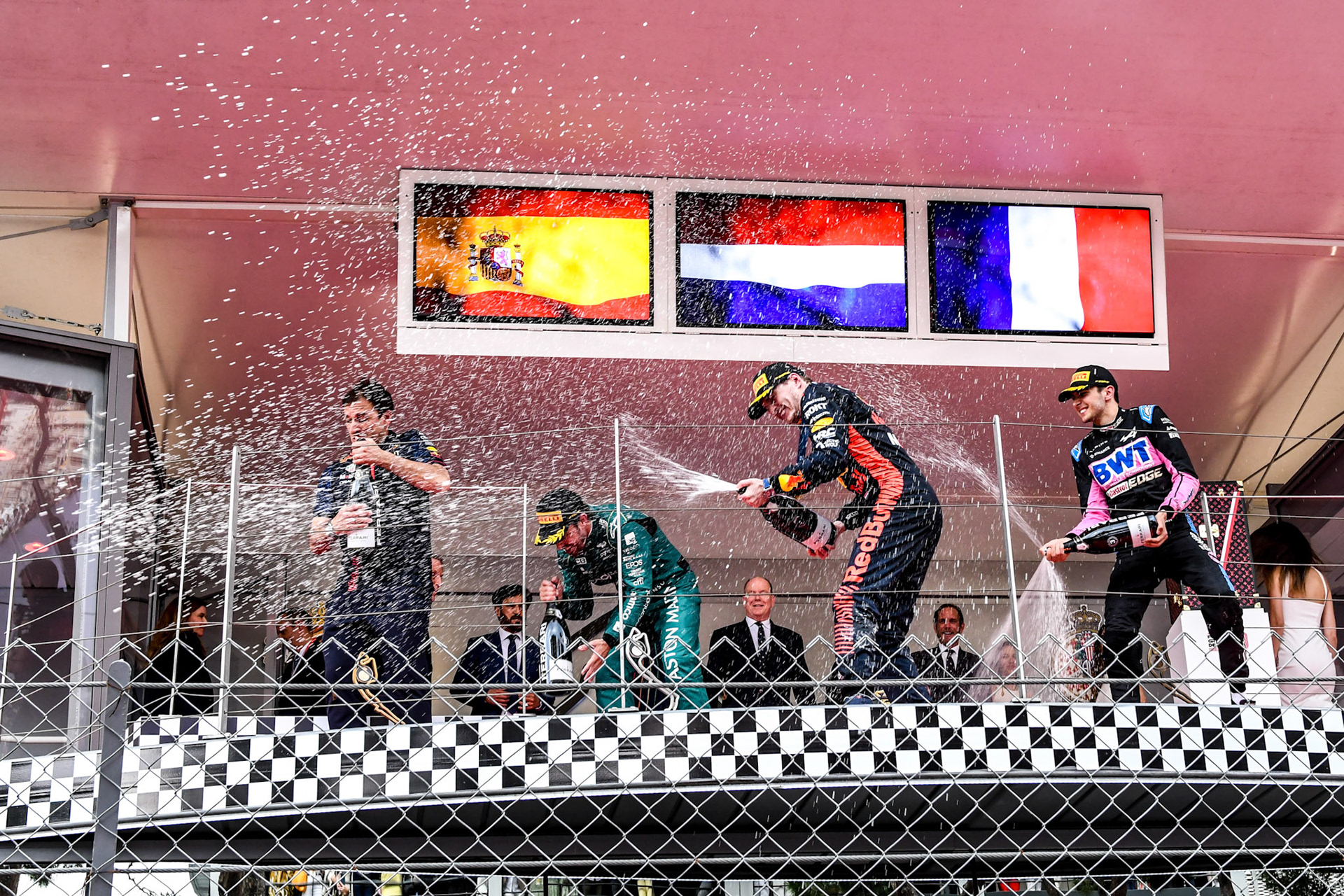 Max Verstappen (NED) Red Bull Racing, Fernando Alonso und Esteban Ocon auf dem Podium; Formel 1 GP Monaco. Sonntag 28.05.2023