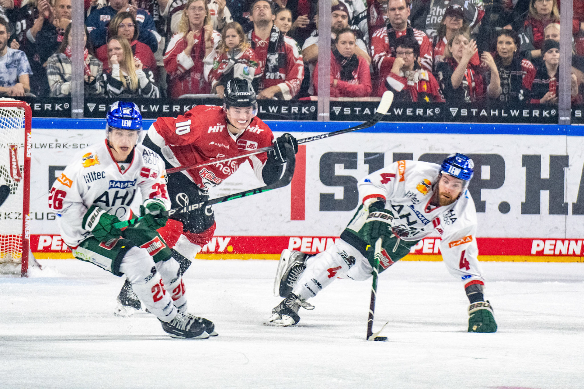 Jordon Southorn und Samuel Soramies; DEL Kölner Haie - Augsburger Panther, 03.10.2023