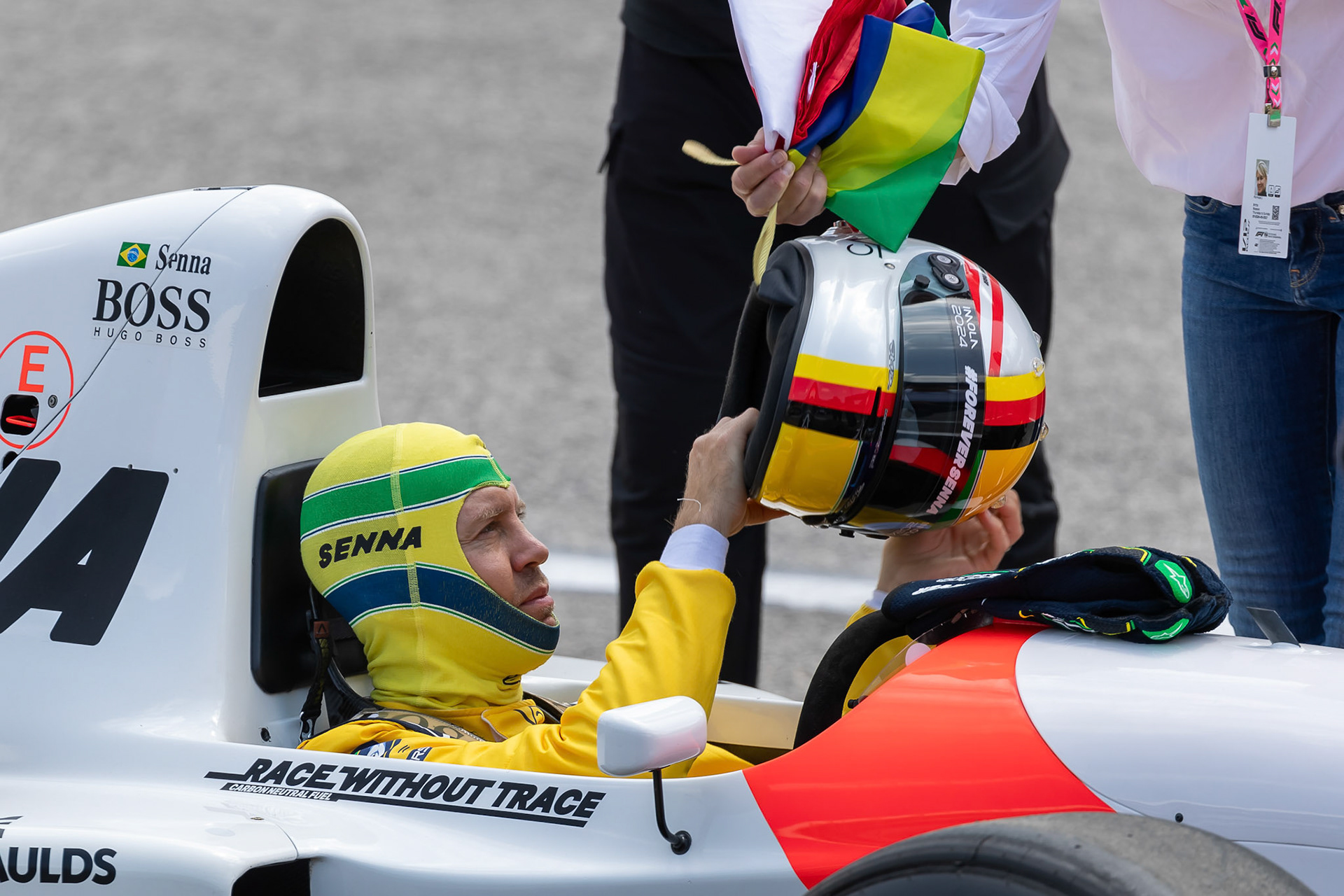 Sebastian Vettel in Ayrton Senna´s McLaren MP4/8 aus dem Jahr 1993; F1 GP Imola / Italien Sonntag, 19.05.2024