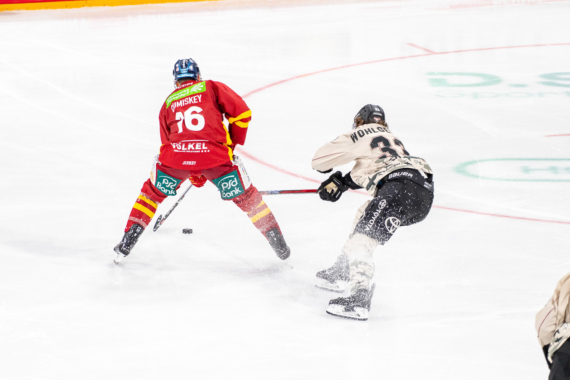 Kyle Cumiskey im Zweikampf mit Tim Wohlgemuth; DEL Düsseldorfer EG - Kölner Haie, 25.02.2024