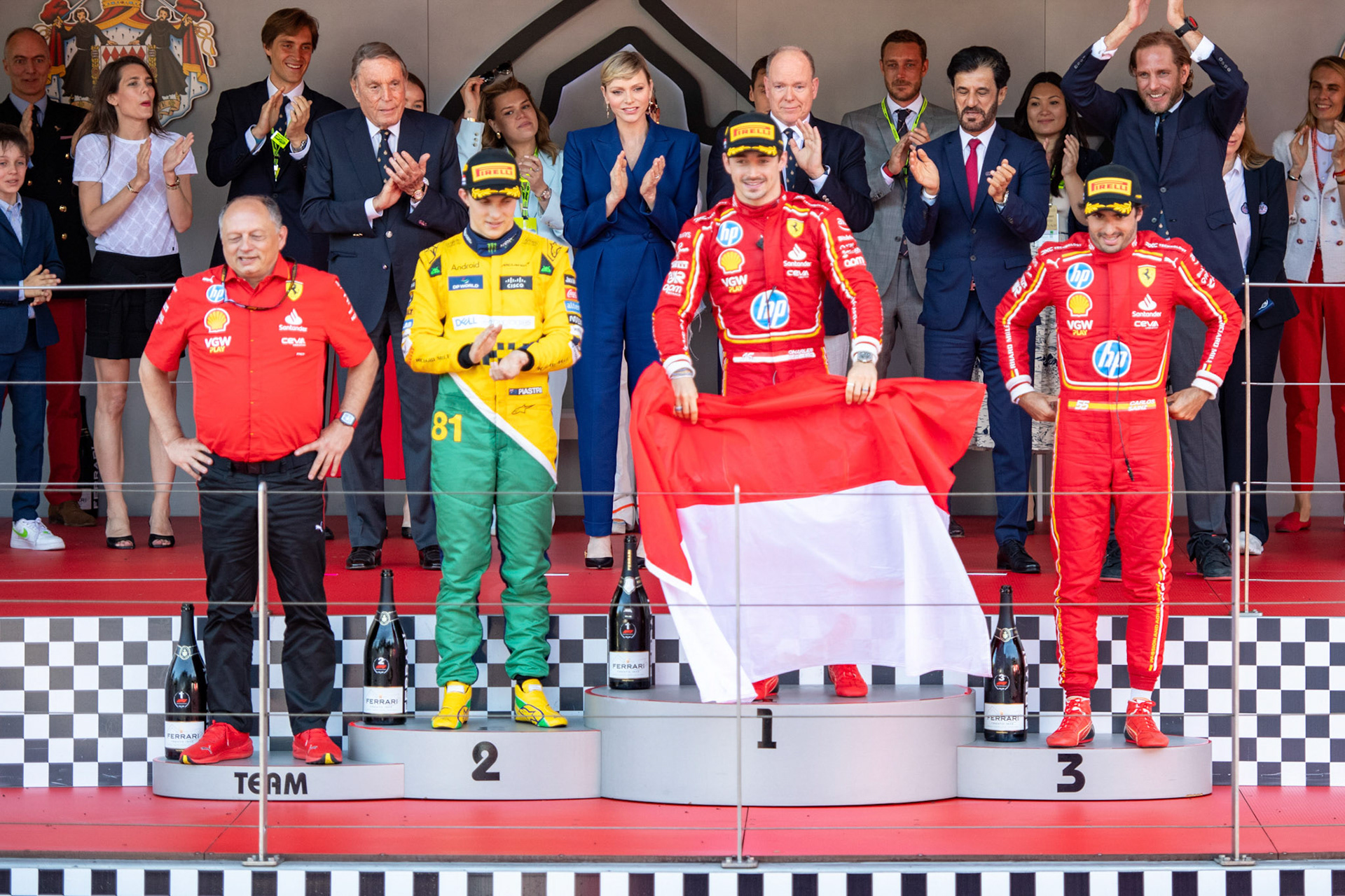 Frederic Vasseur, Teamchef Scuderia Ferrari und Charles Leclerc #16, Scuderia Ferrari und Carlos Sainz #55, Scuderia Ferrari und Oscar Piastri #81, McLaren Formula 1 Team und Fürst Albert II. von Monaco und Charlène von Monaco und Mohammed bin Sulayem, Präsident der FIA auf dem Podium; Formel1 GP Monaco Sonntag, 26.05.2024