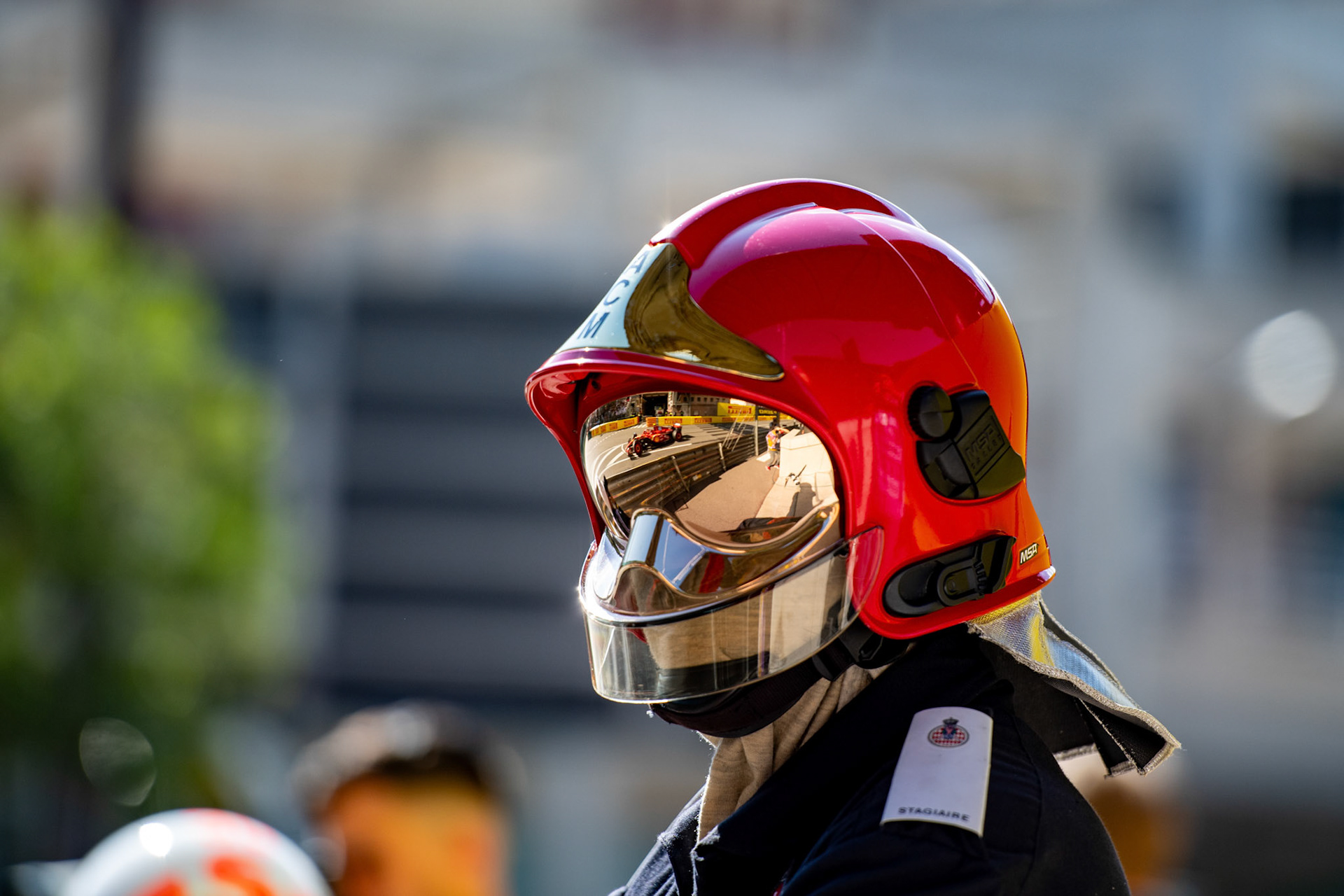 Ein Ferrari spiegelt sich im Visier des Feuerwehrmanns; Formel1 GP Monaco Samstag, 25.05.2024