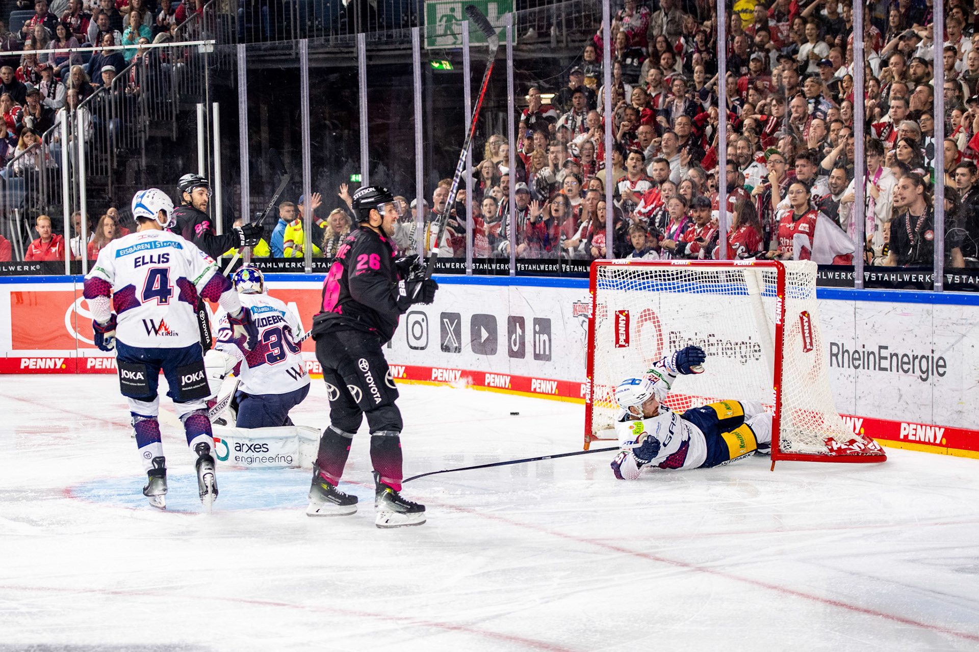 David Mcintyre beim Torschuss; DEL Kölner Haie - Eisbaeren Berlin, 06.10.2023
