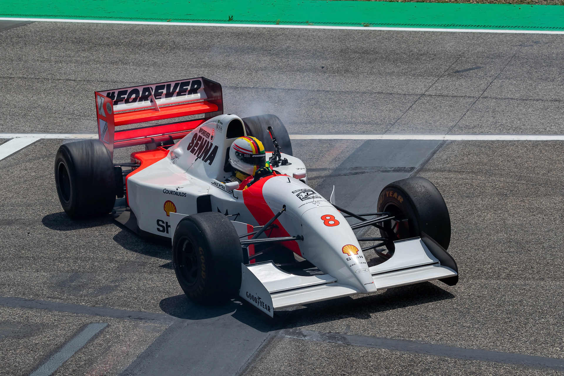 Sebastian Vettel in Ayrton Senna´s McLaren MP4/8 aus dem Jahr 1993; F1 GP Imola / Italien Sonntag, 19.05.2024