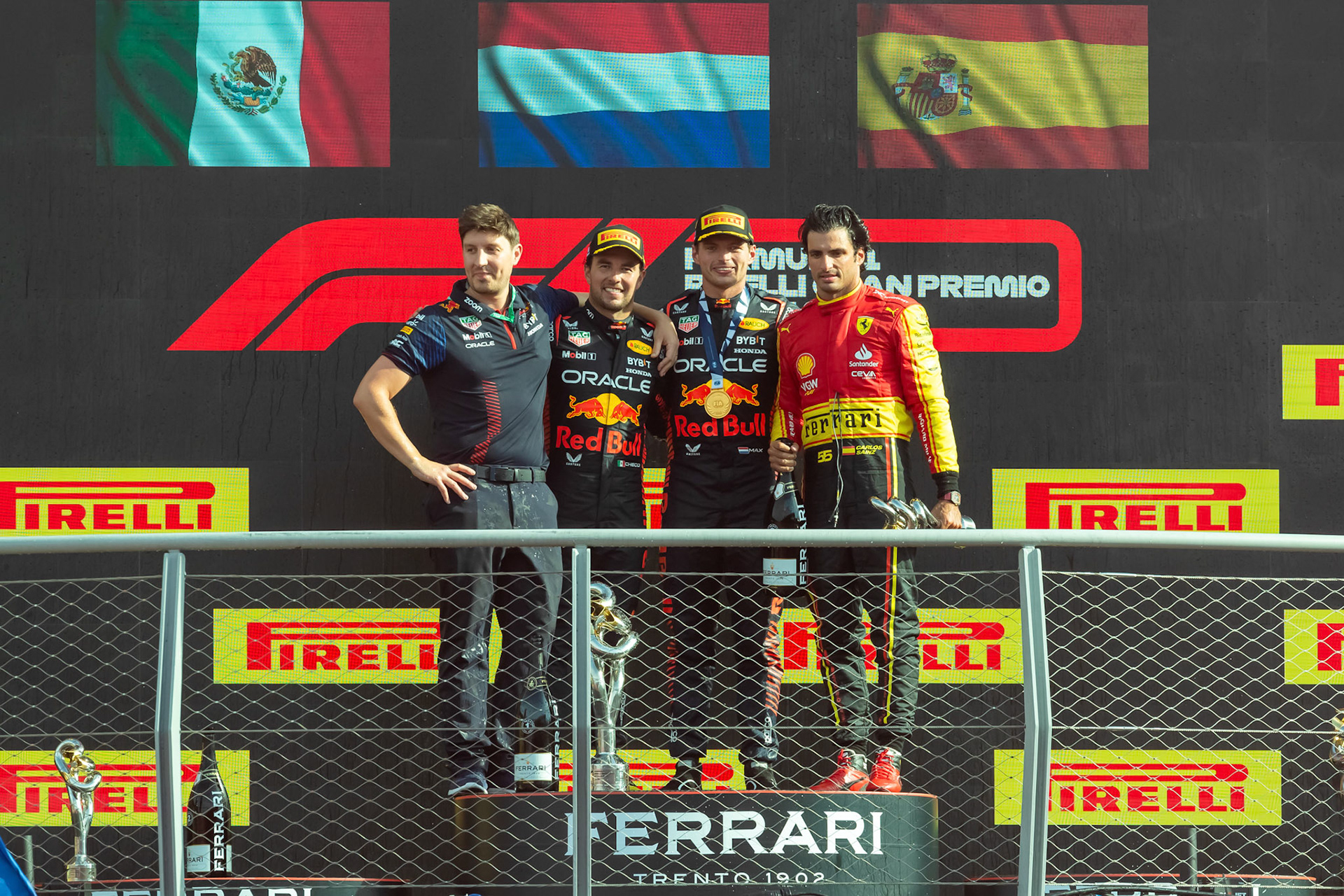 Max Verstappen , Sergio Perez und Carlos Sainz auf dem Podium;Formel 1 GP Italien / Monza. Sonntag, 03.09.2023