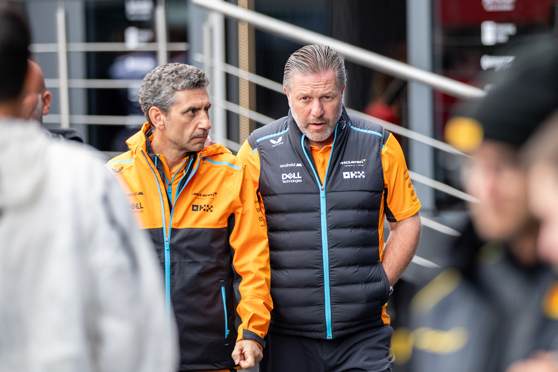 Zak Brown und Andrea Stella, McLaren F1 Team; Formel 1 GP Holland / Zandvoort. Samstag, 26.08.2023