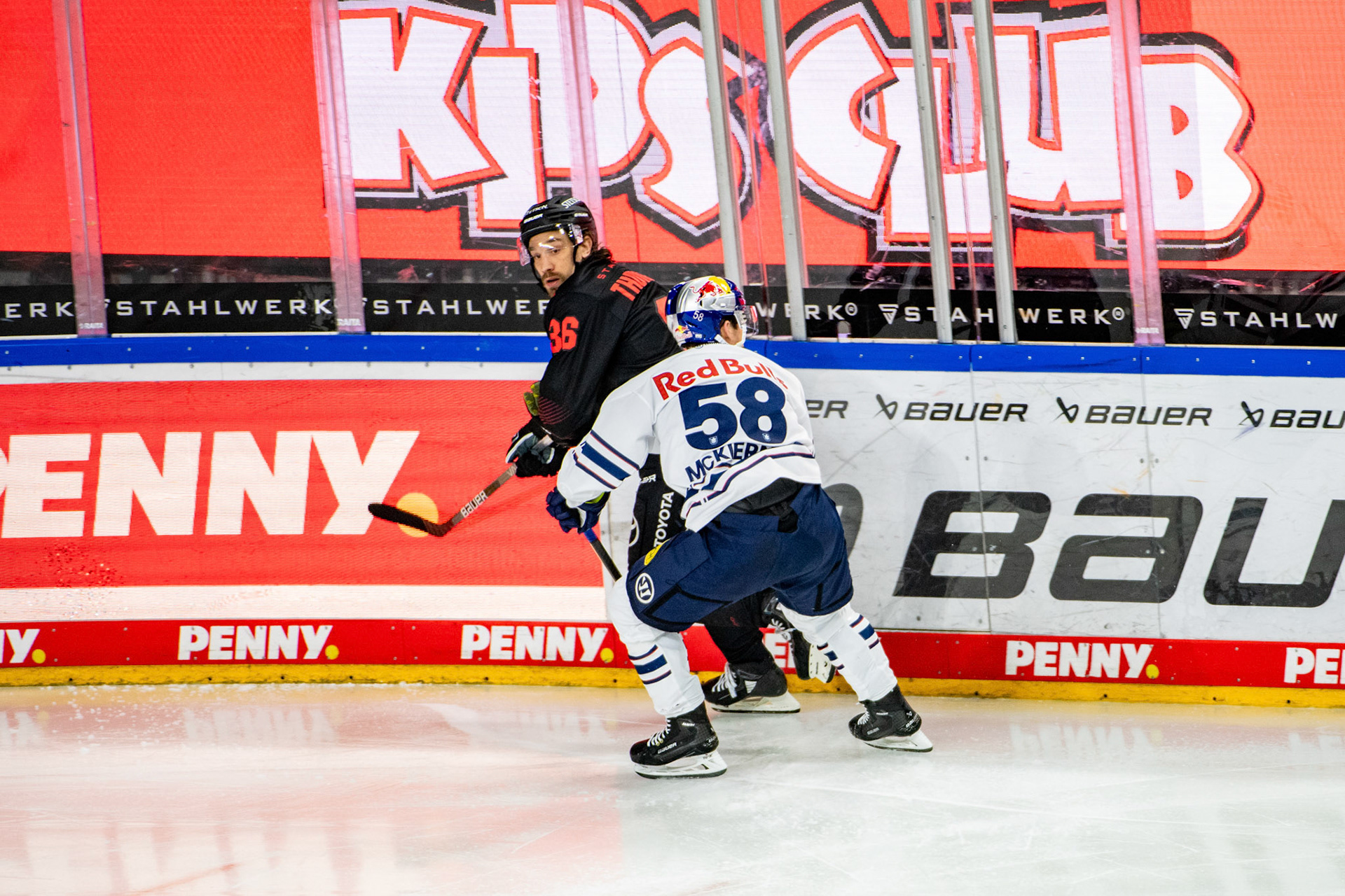 Ryan McKiernan im Zweikampf mit Andreas Thuresson; DEL Kölner Haie - EHC Red Bull München, 05.01.2024