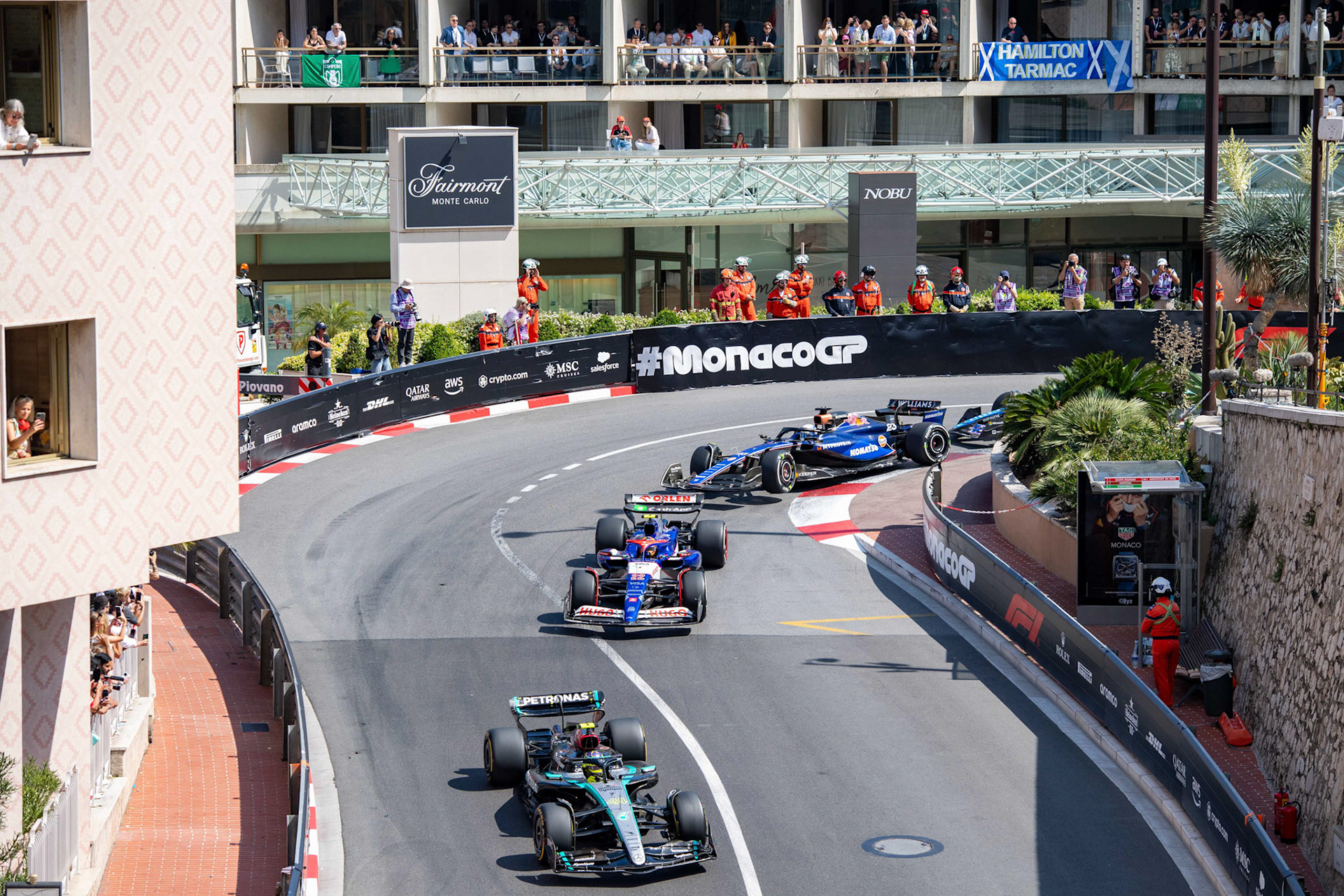 Lewis Hamilton #44, Mercedes-AMG Petronas F1 Team und Yuki Tsunoda #22, Visa Cash App RB Formula One Team und Alexander Albon #23, Williams Racing; Formel1 GP Monaco Sonntag, 26.05.2024