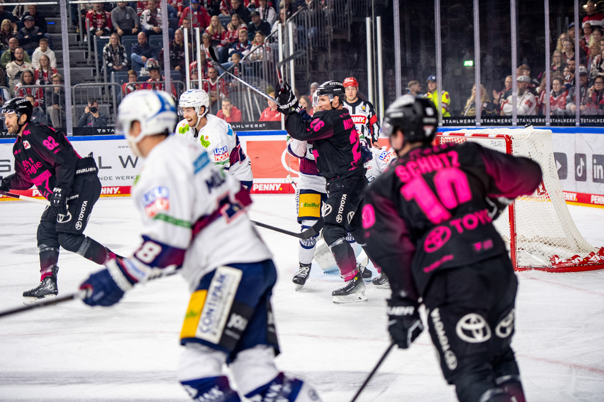 David Mcintyre im Zweikampf; DEL Kölner Haie - Eisbaeren Berlin, 06.10.2023
