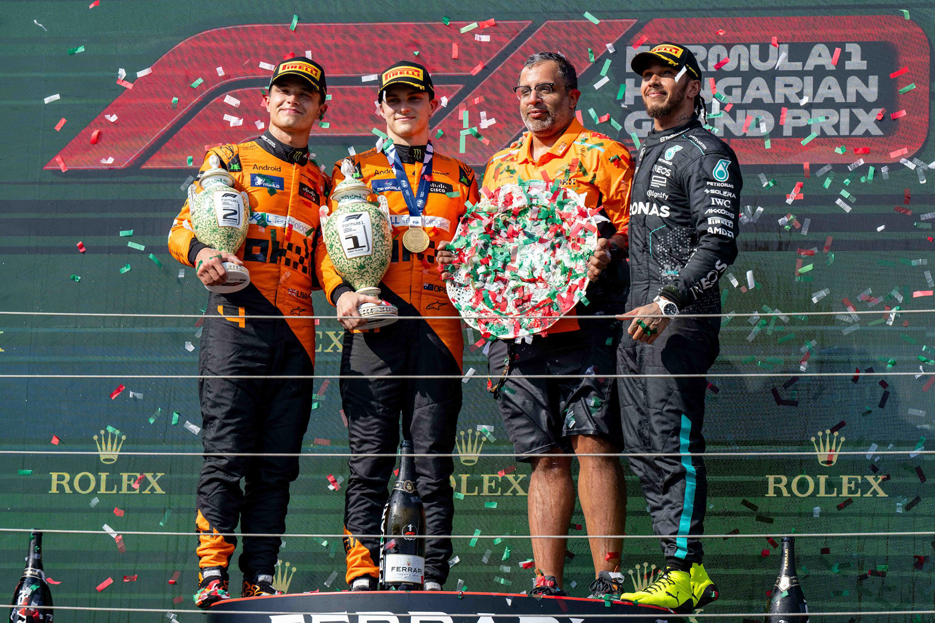 Lewis Hamilton #44, Mercedes-AMG Petronas F1 Team und Oscar Piastri #81, McLaren Formula 1 Team und Lando Norris #4, McLaren Formula 1 Team auf dem Podium.;Formel 1 Budapest / Ungarn