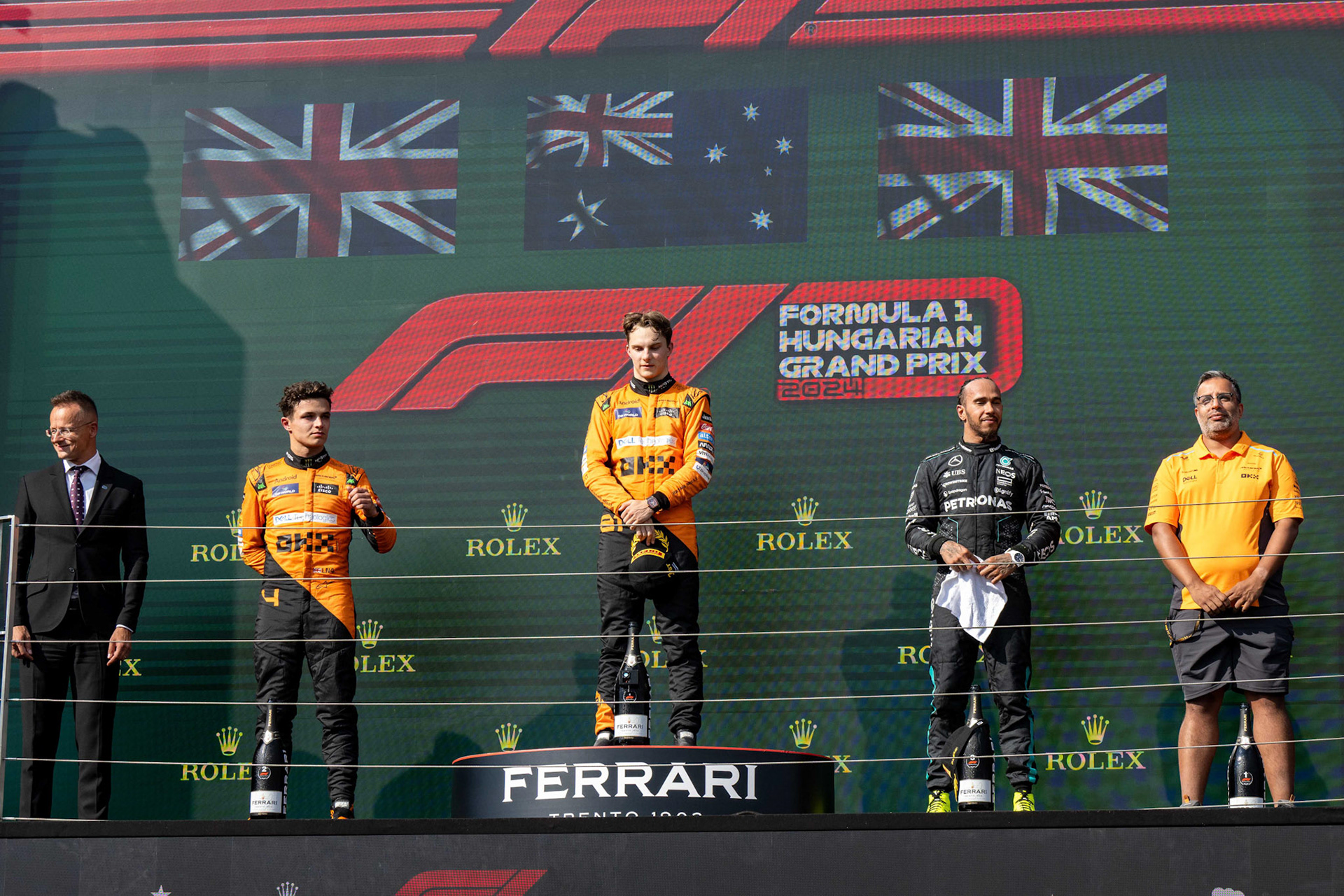 Lando Norris #4, McLaren Formula 1 Team und Oscar Piastri #81, McLaren Formula 1 Team und Lewis Hamilton #44, Mercedes-AMG Petronas F1 Team auf dem Podium.;Formel 1 Budapest / Ungarn